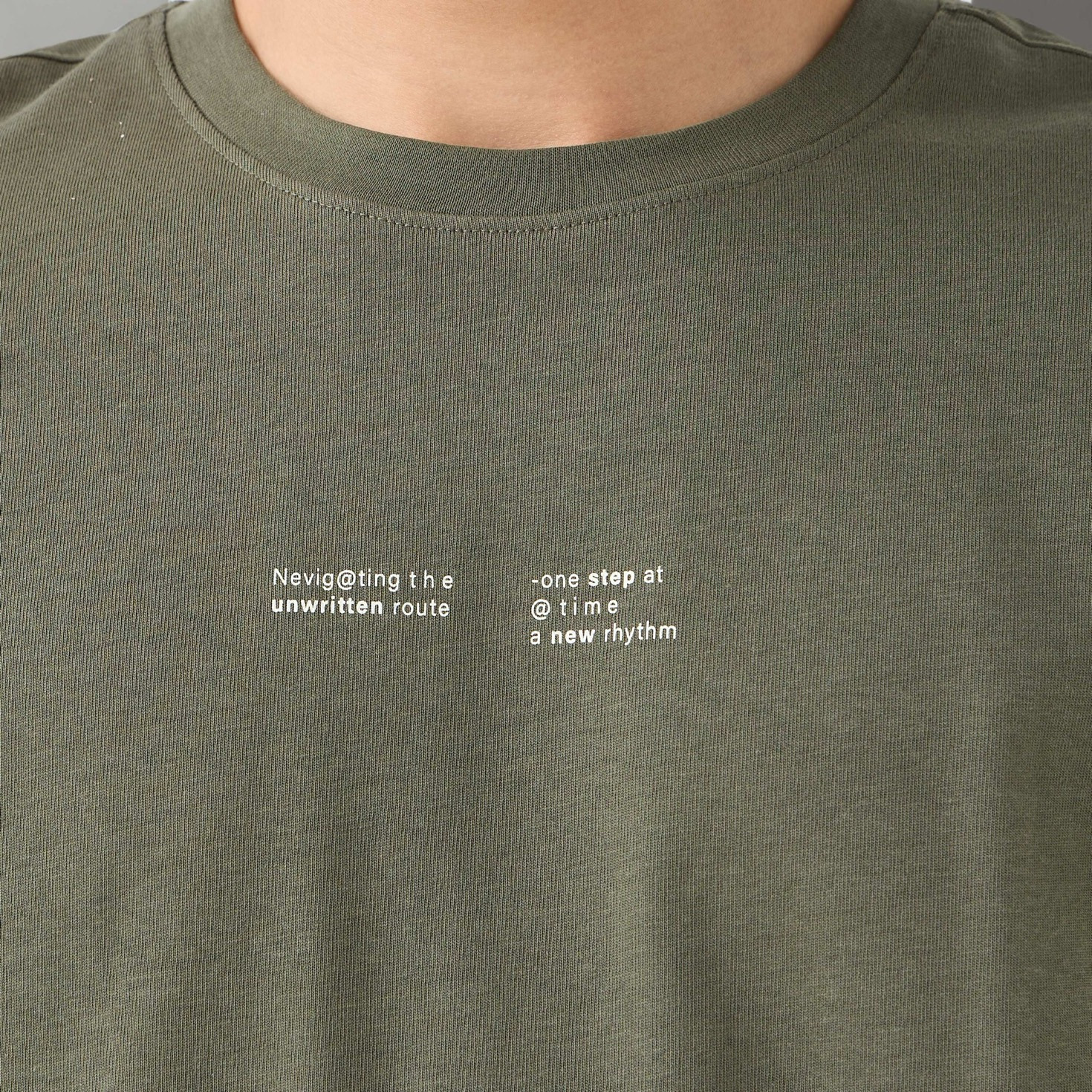 تيشيرت بقصة مريحة وطبعات وياقة ضيقة وأكمام قصيرة للرجال-men-clothing-tshirtsandpolos-tshirts-image-6