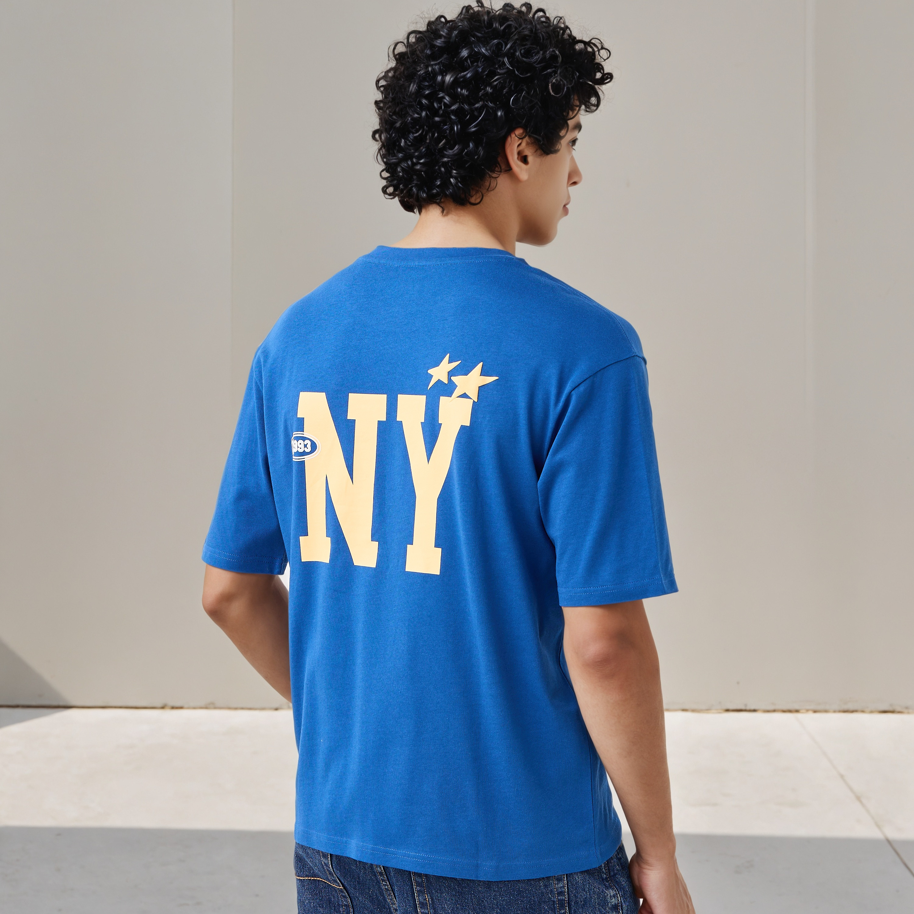 تيشيرت بقصة مريحة وطبعات وياقة ضيقة وأكمام قصيرة للرجال-men-clothing-tshirtsandpolos-tshirts-image-1