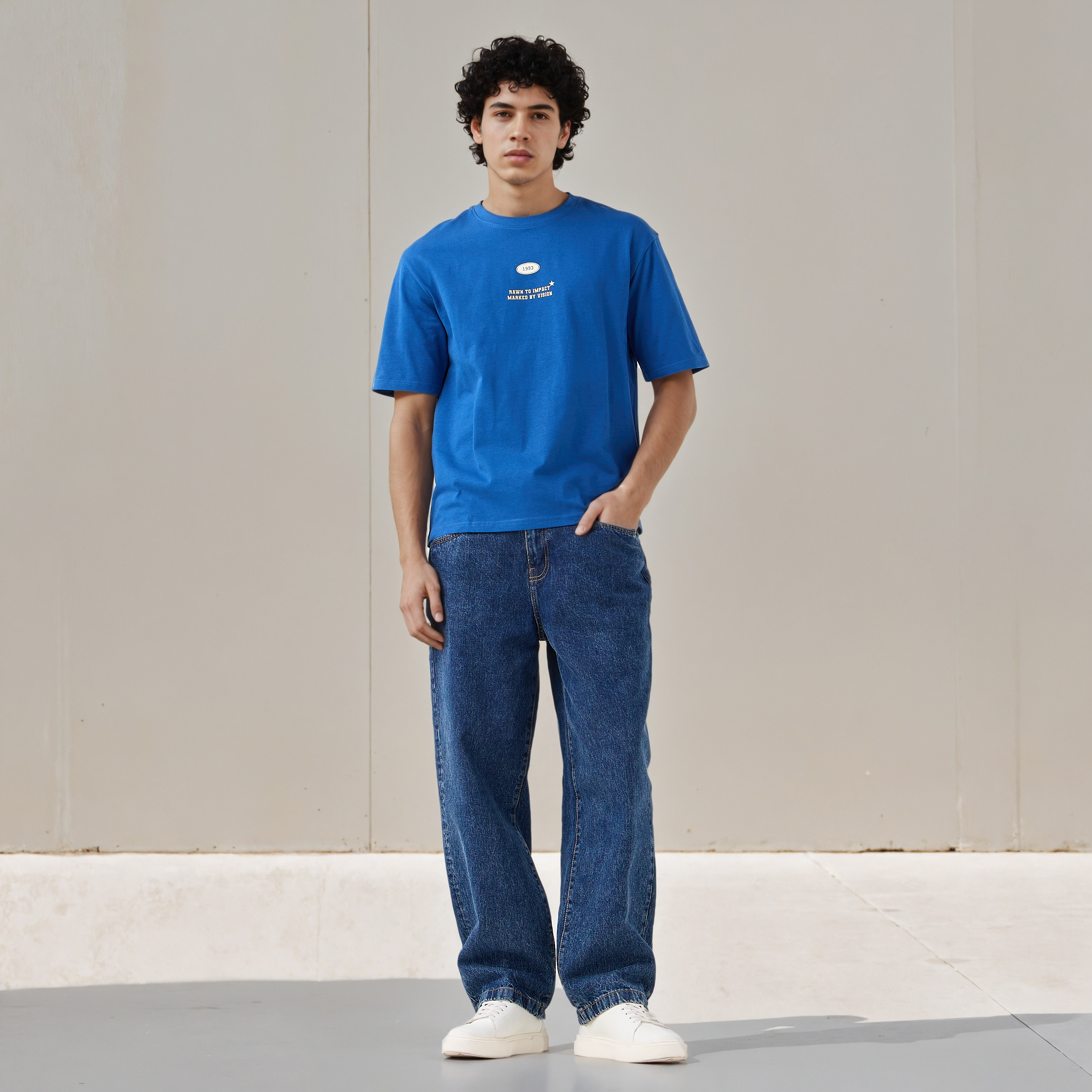 تيشيرت بقصة مريحة وطبعات وياقة ضيقة وأكمام قصيرة للرجال-men-clothing-tshirtsandpolos-tshirts-image-2