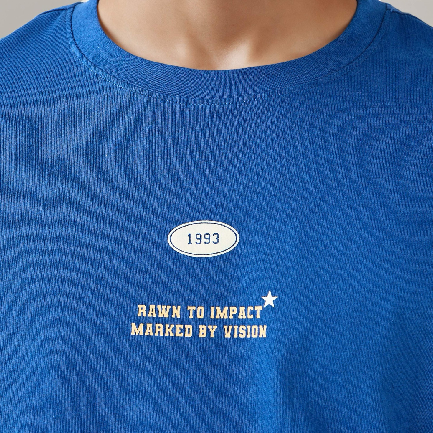 تيشيرت بقصة مريحة وطبعات وياقة ضيقة وأكمام قصيرة للرجال-men-clothing-tshirtsandpolos-tshirts-image-6