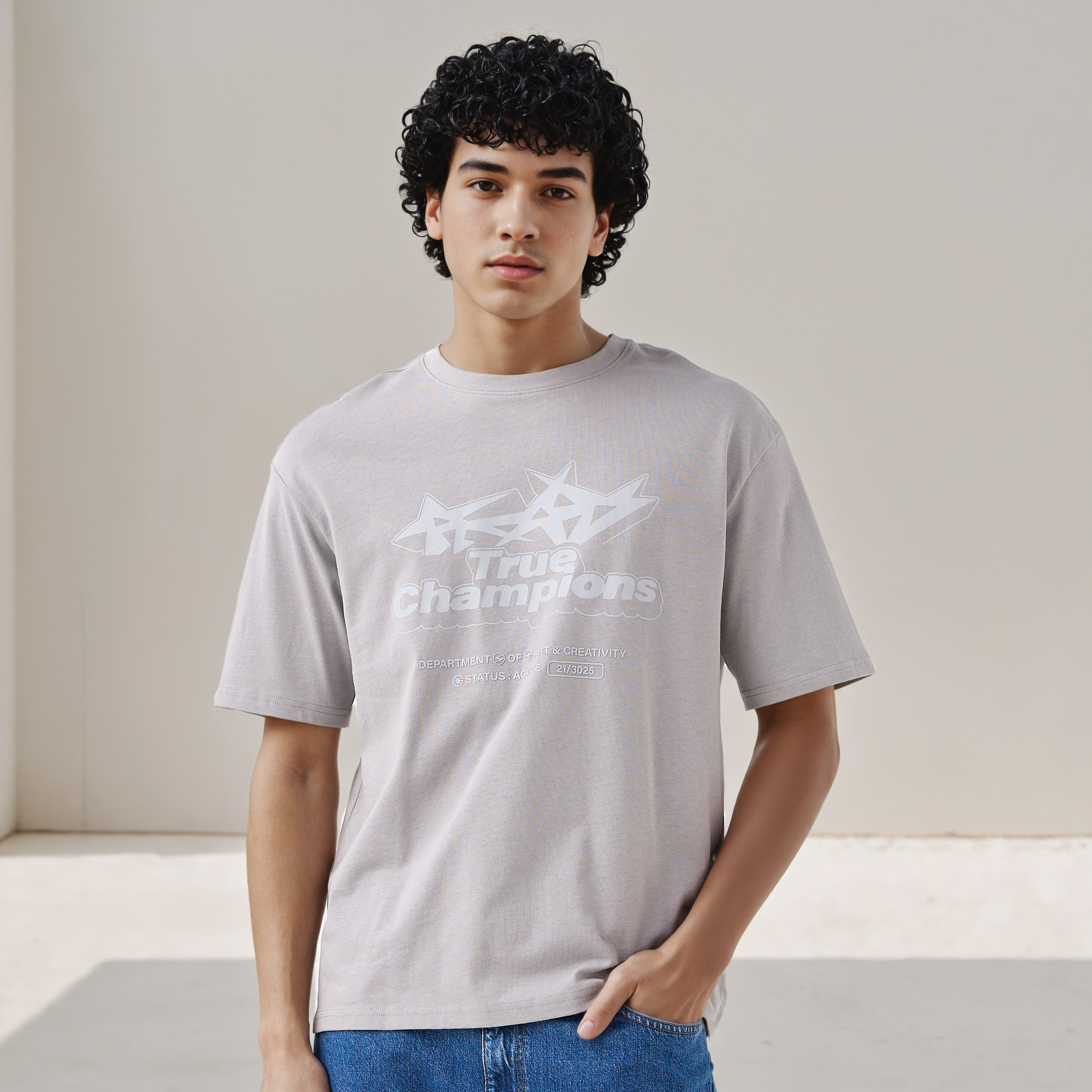 تيشيرت بقصة مريحة وطبعات وياقة ضيقة وأكمام قصيرة للرجال-men-clothing-tshirtsandpolos-tshirts-image-1