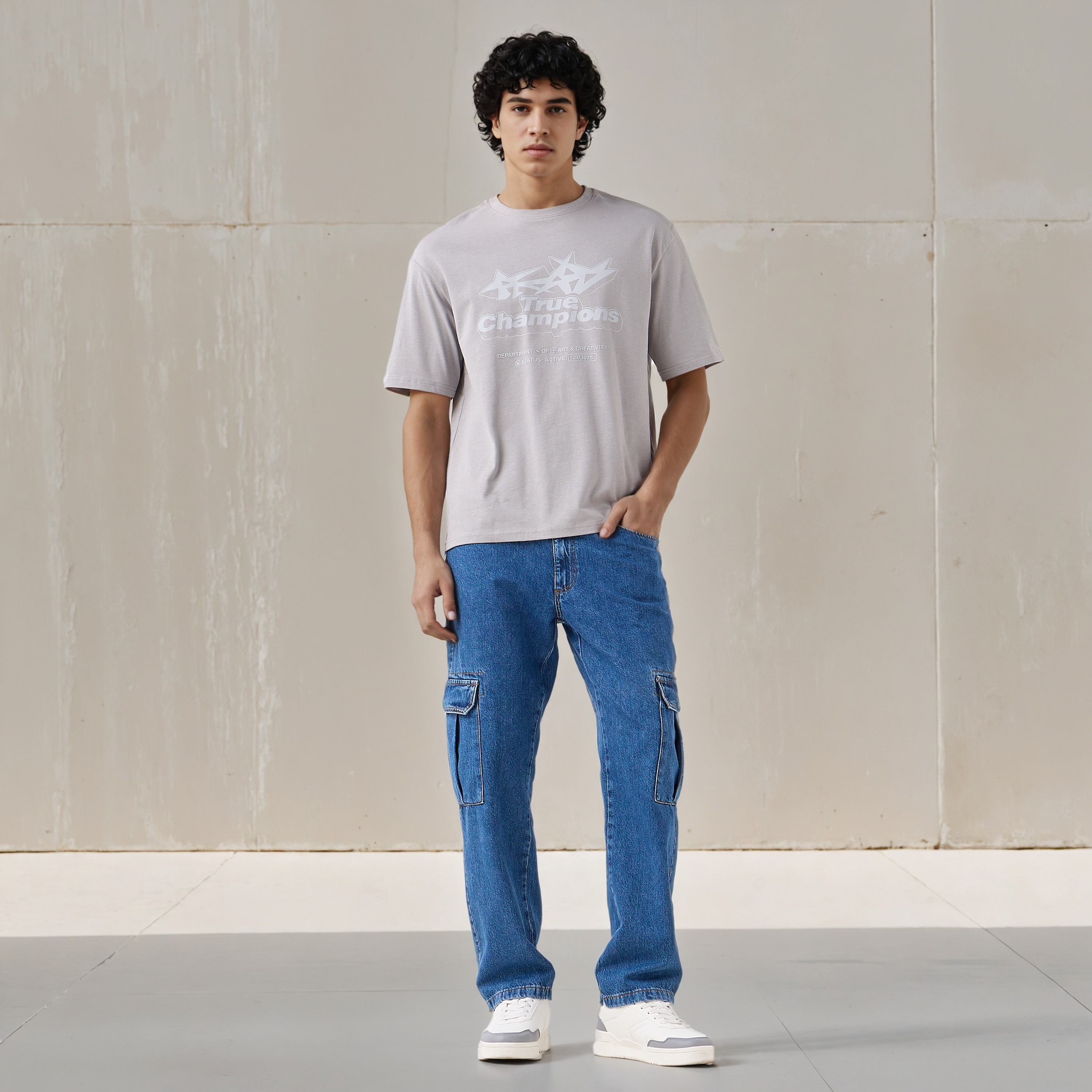 تيشيرت بقصة مريحة وطبعات وياقة ضيقة وأكمام قصيرة للرجال-men-clothing-tshirtsandpolos-tshirts-image-2
