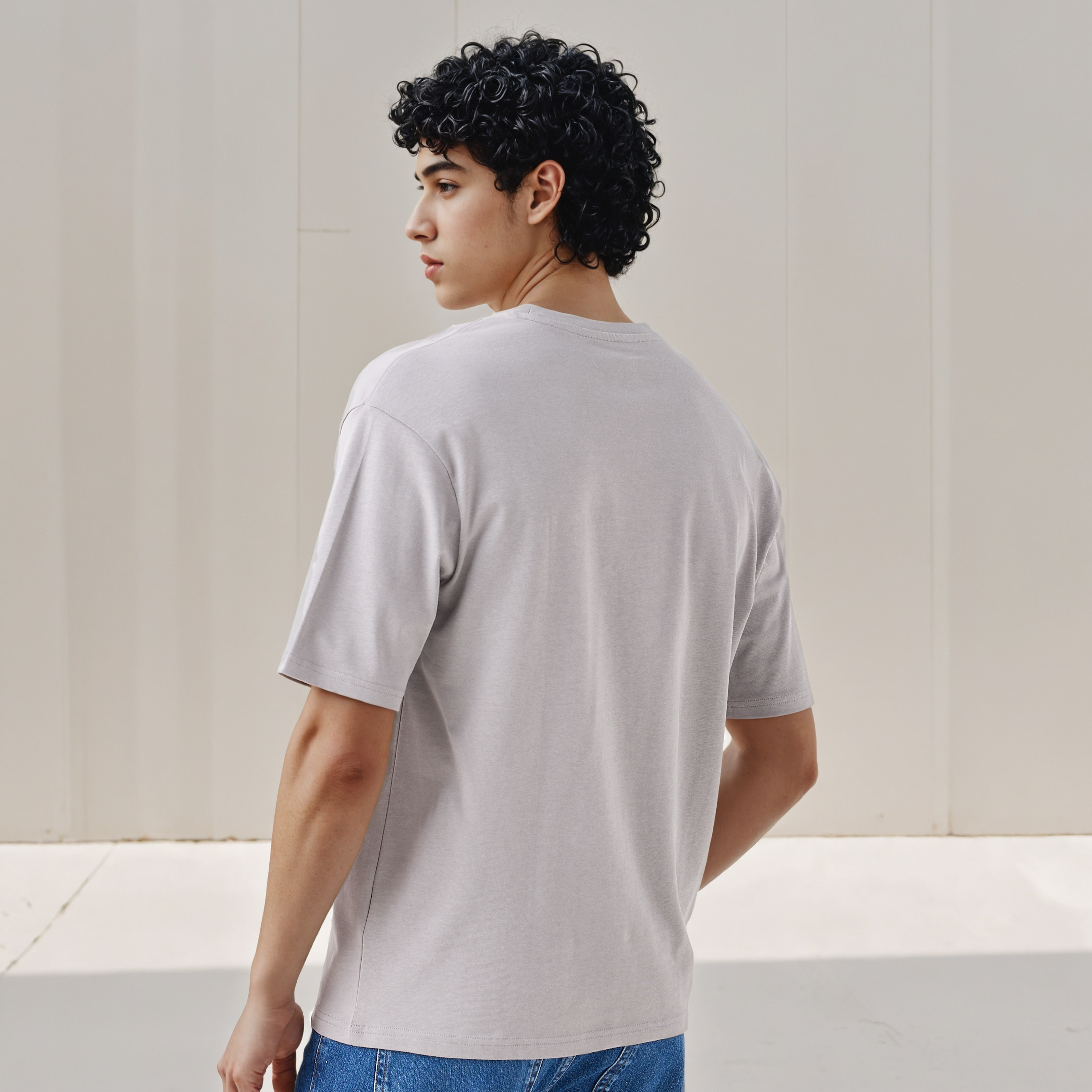 تيشيرت بقصة مريحة وطبعات وياقة ضيقة وأكمام قصيرة للرجال-men-clothing-tshirtsandpolos-tshirts-image-3