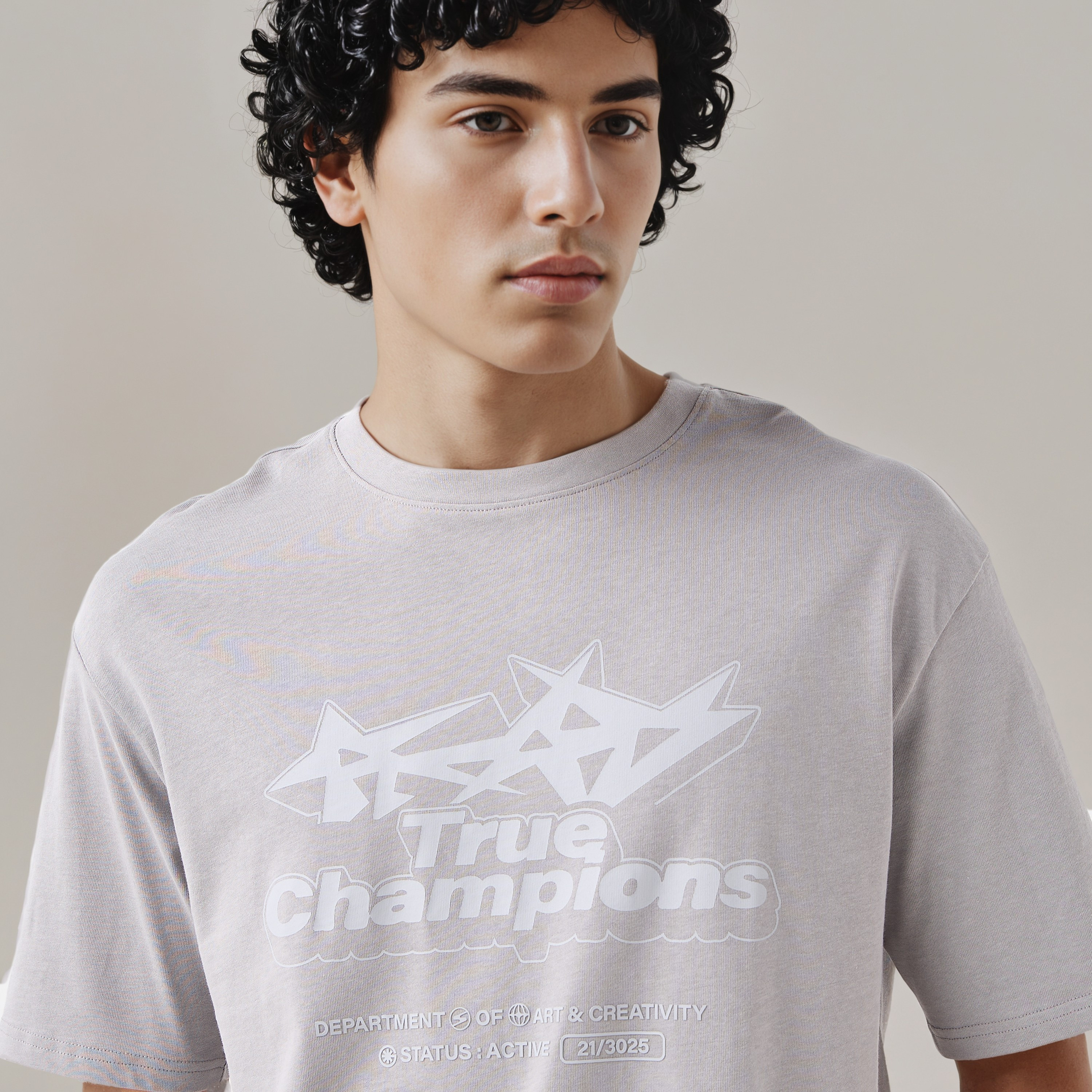 تيشيرت بقصة مريحة وطبعات وياقة ضيقة وأكمام قصيرة للرجال-men-clothing-tshirtsandpolos-tshirts-image-4