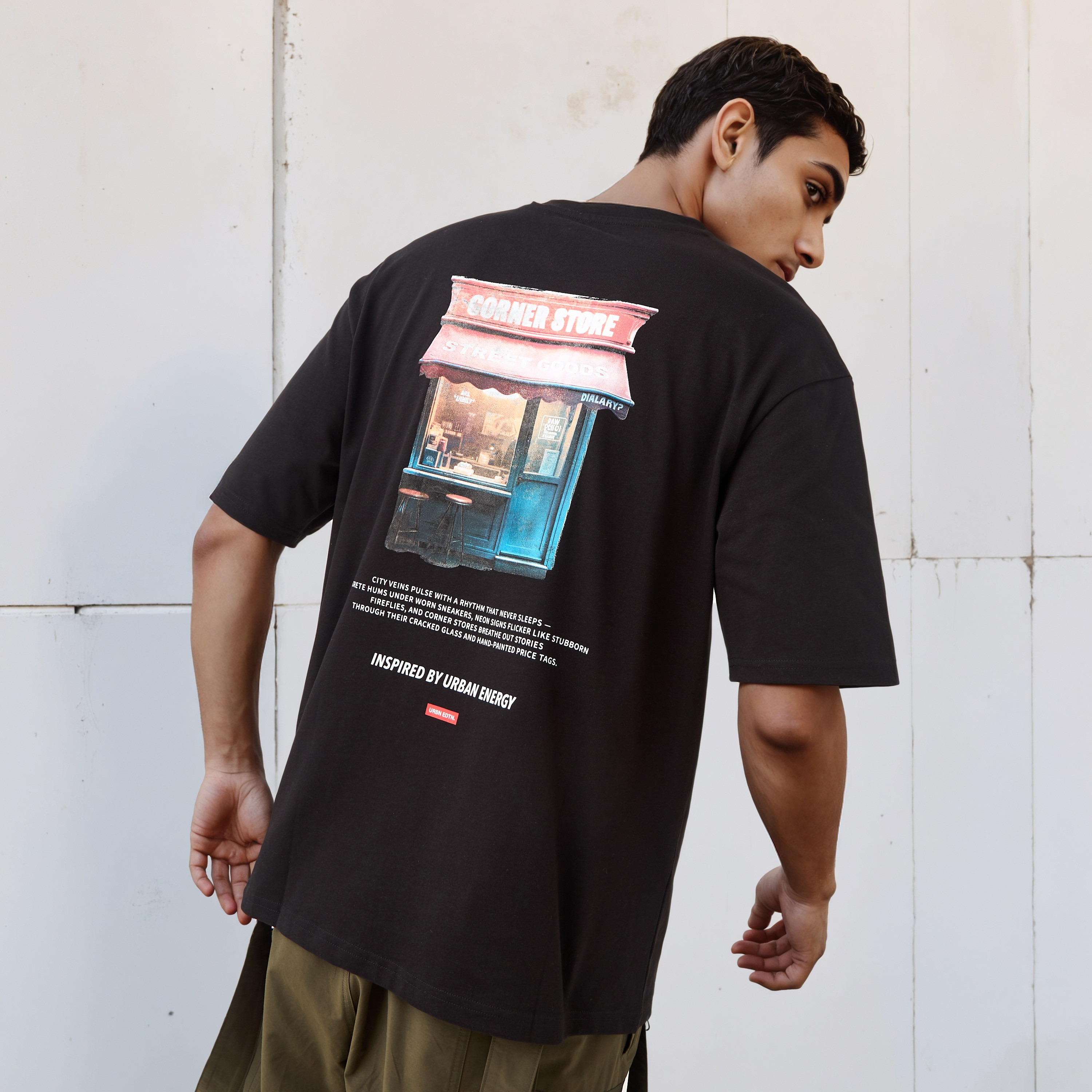 تيشيرت بقصة عادية وياقة ضيقة وأكمام قصيرة وطبعات للرجال-men-clothing-tshirtsandpolos-tshirts-image-1