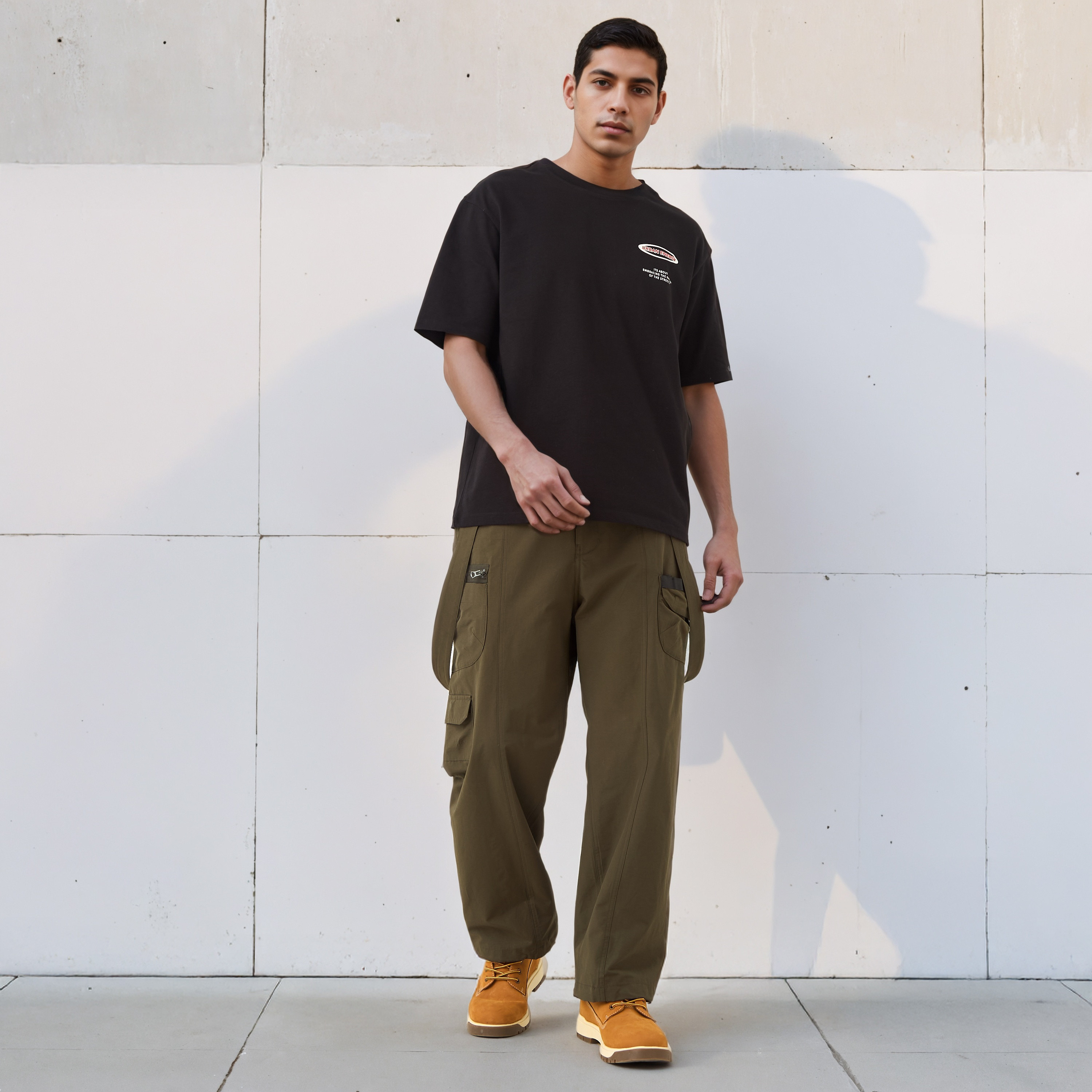 تيشيرت بقصة عادية وياقة ضيقة وأكمام قصيرة وطبعات للرجال-men-clothing-tshirtsandpolos-tshirts-image-2