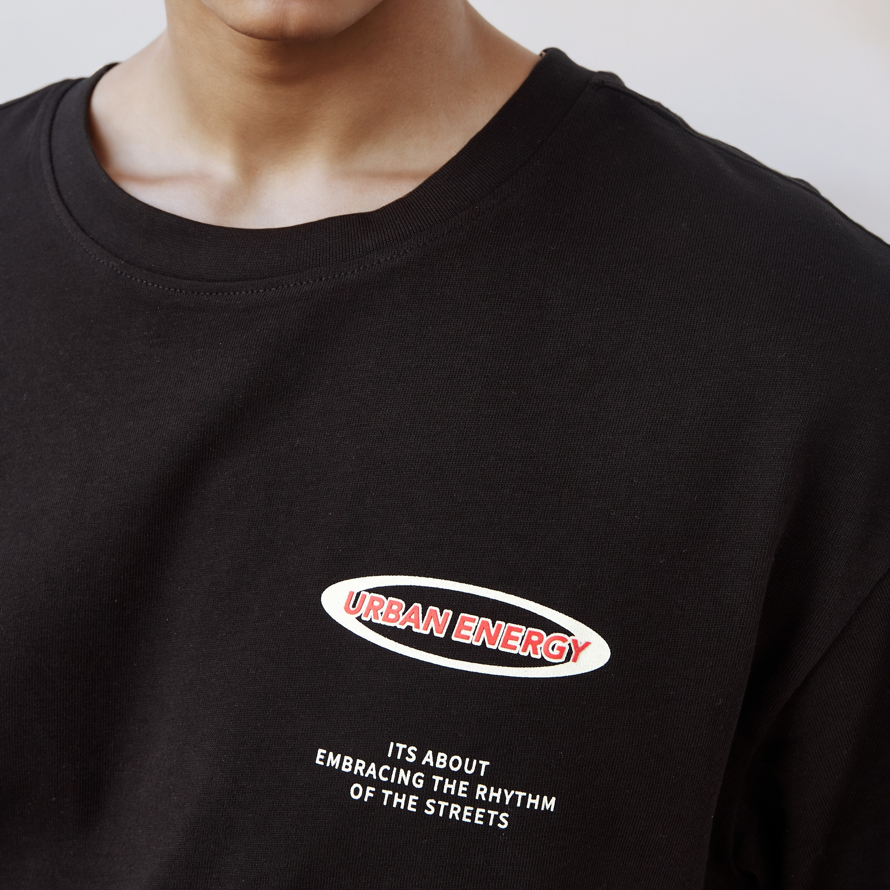 تيشيرت بقصة عادية وياقة ضيقة وأكمام قصيرة وطبعات للرجال-men-clothing-tshirtsandpolos-tshirts-image-4