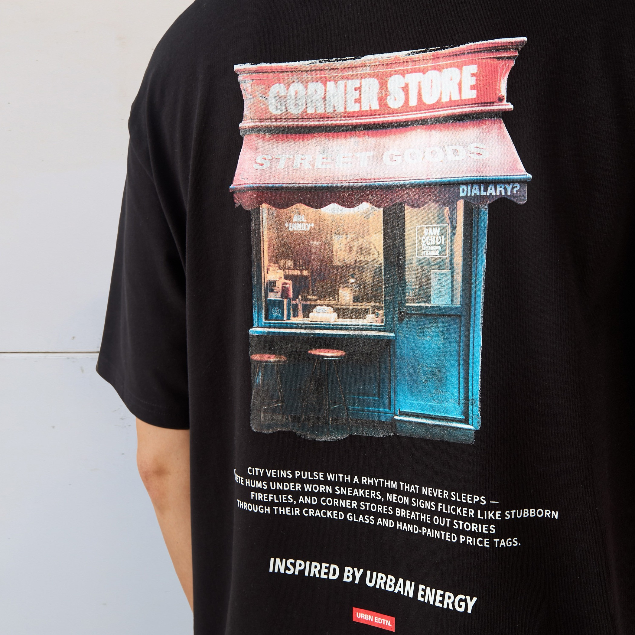 تيشيرت بقصة عادية وياقة ضيقة وأكمام قصيرة وطبعات للرجال-men-clothing-tshirtsandpolos-tshirts-image-5