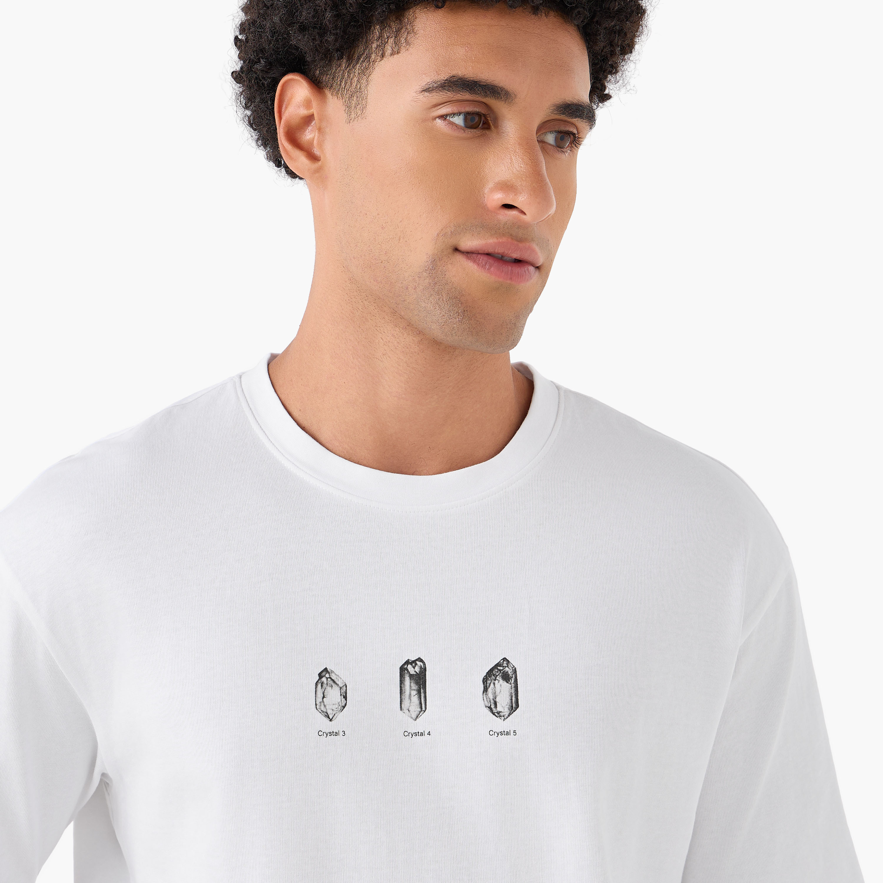 تيشيرت بقصّة عاديّة بياقة ضيقة وأكمام قصيرة بطبعات جرافيك للرجال-men-clothing-tshirtsandpolos-tshirts-image-4