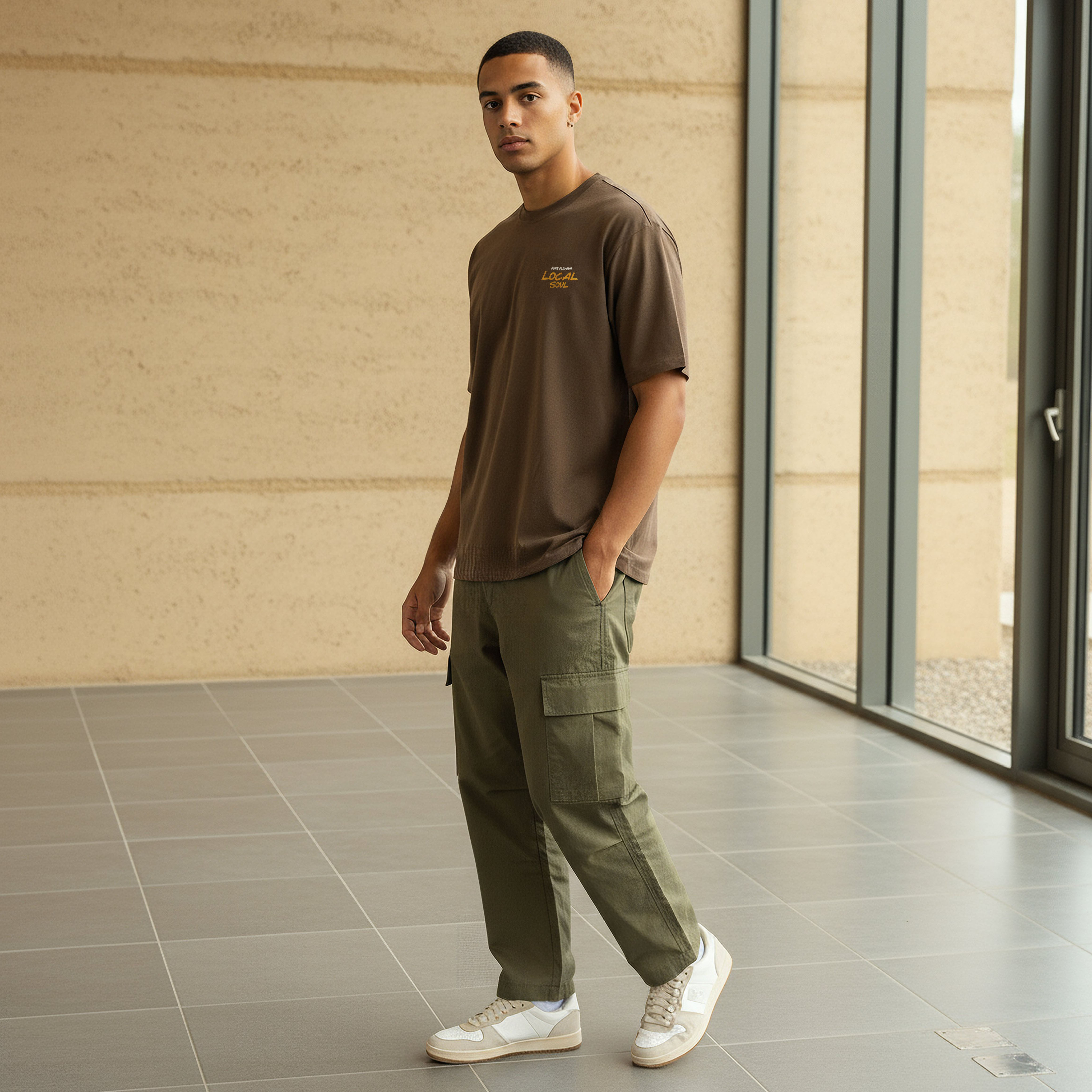 تيشيرت بقصّة عادية وياقة ضيقة وأكمام قصيرة وطبعات للرجال-men-clothing-tshirtsandpolos-tshirts-image-2