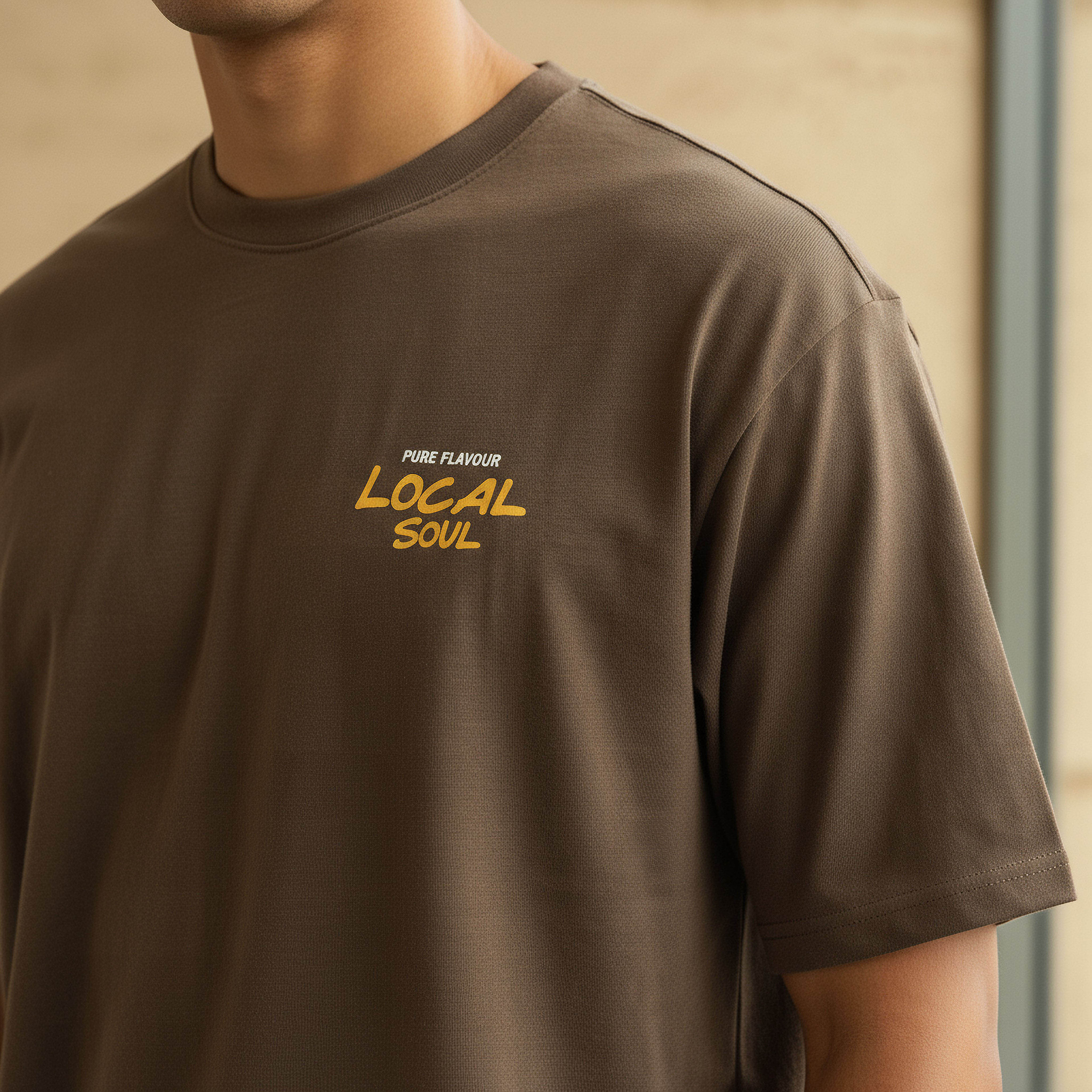 تيشيرت بقصّة عادية وياقة ضيقة وأكمام قصيرة وطبعات للرجال-men-clothing-tshirtsandpolos-tshirts-image-4
