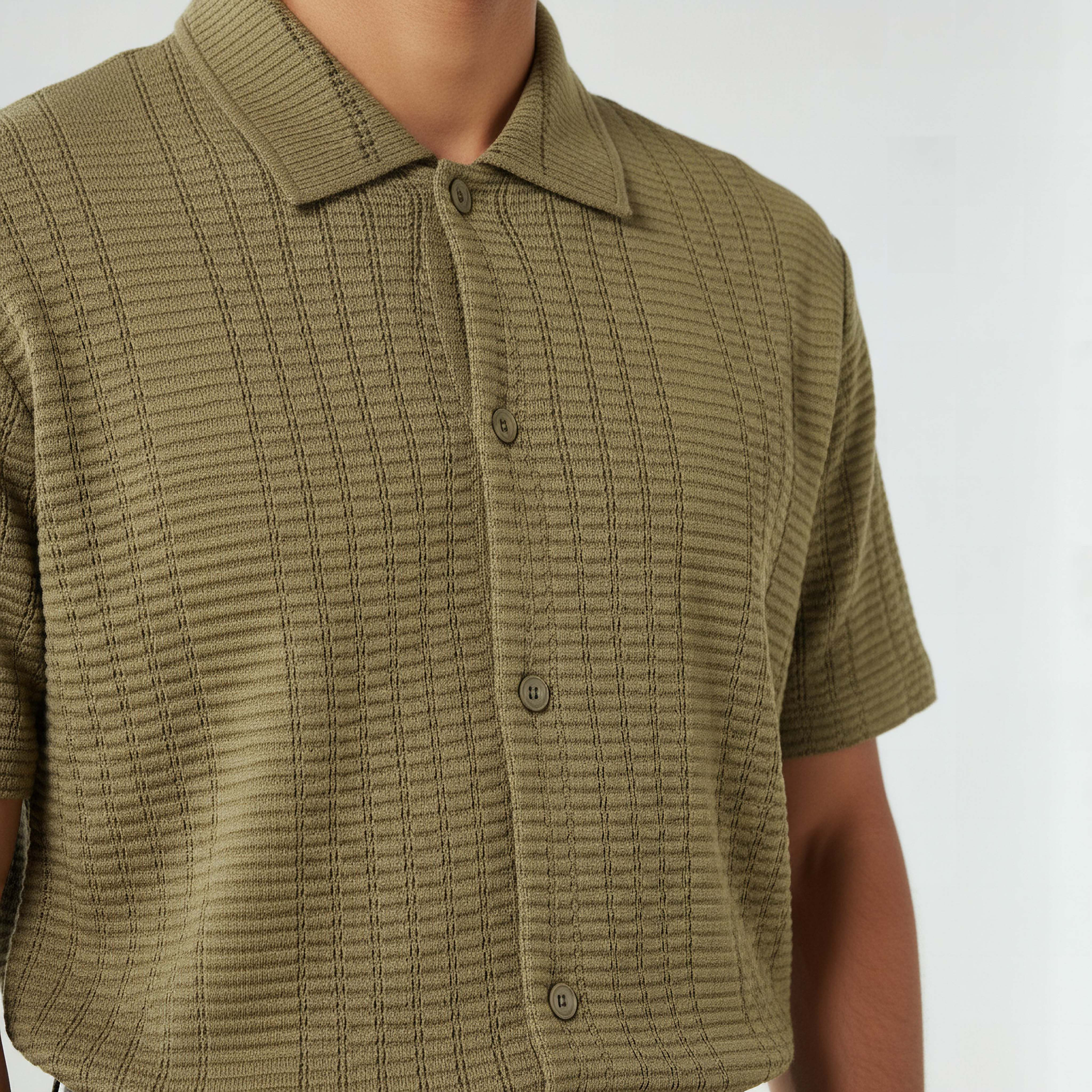 قميص بقصة عادية وياقة وأكمام قصيرة وملمس بارز للرجال-men-clothing-shirts-image-4