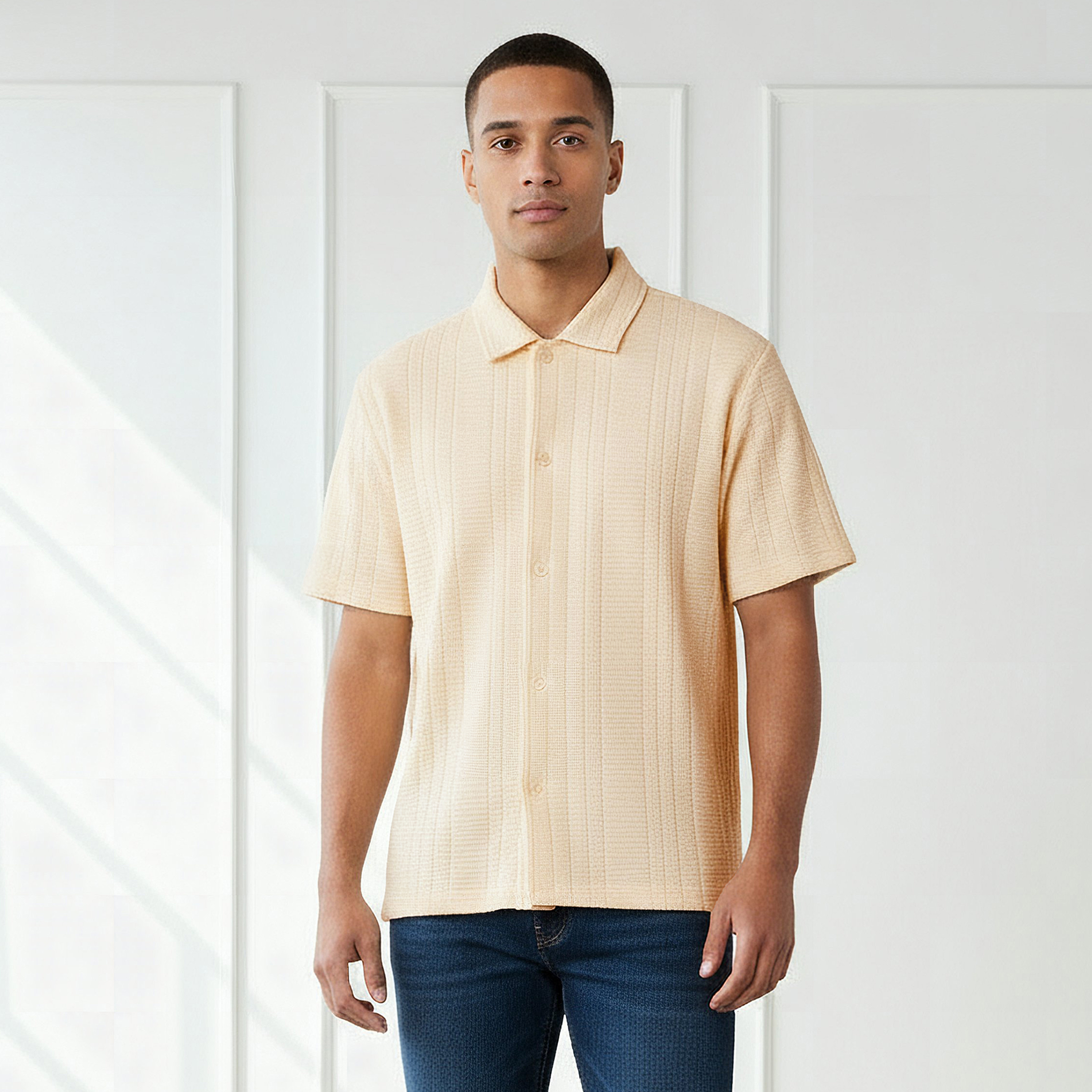 قميص بقصة عادية وياقة وأكمام قصيرة وملمس بارز للرجال-men-clothing-shirts-image-1