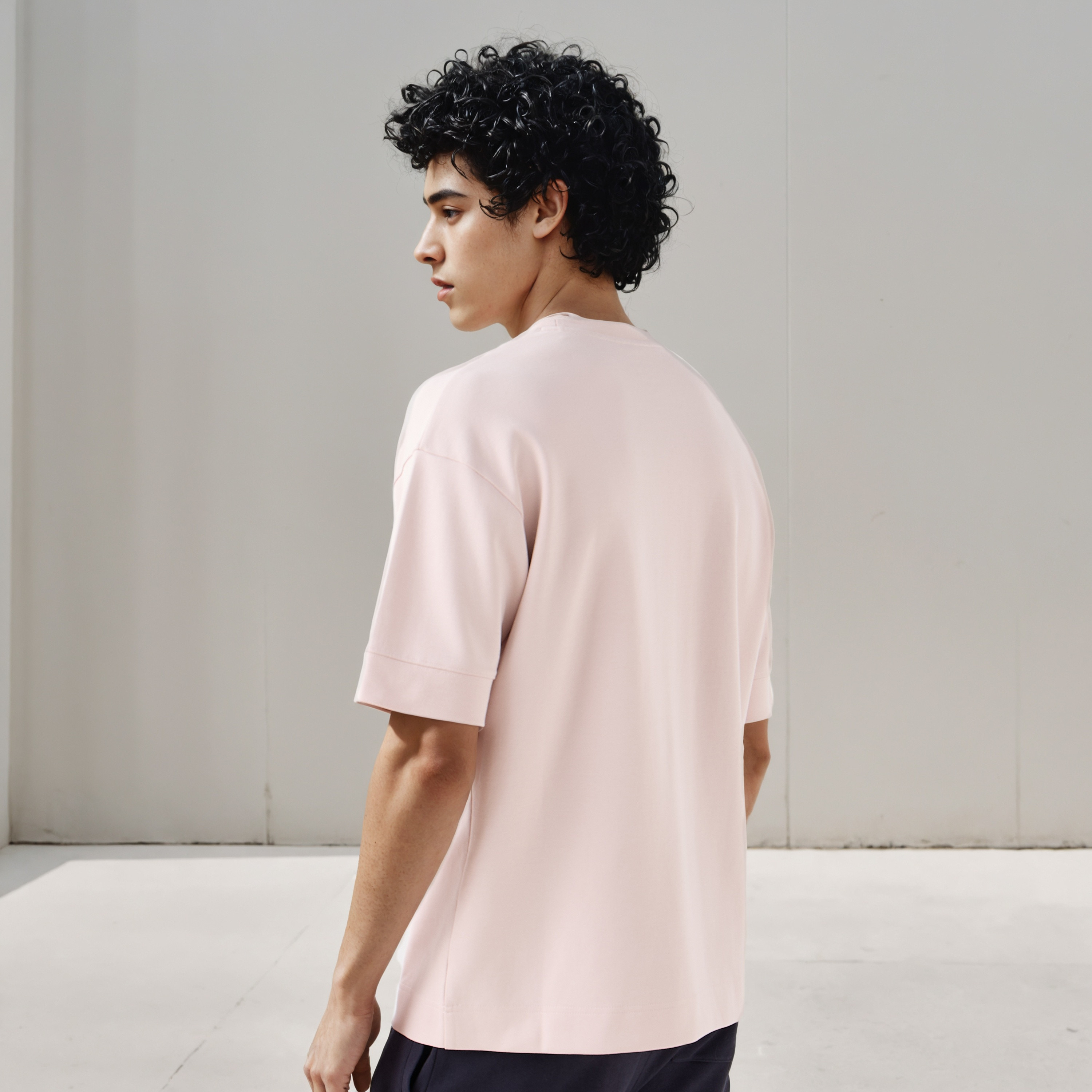 تيشيرت بوكسي رجالي بياقة ضيقة وأكمام قصيرة-men-clothing-tshirtsandpolos-tshirts-image-3
