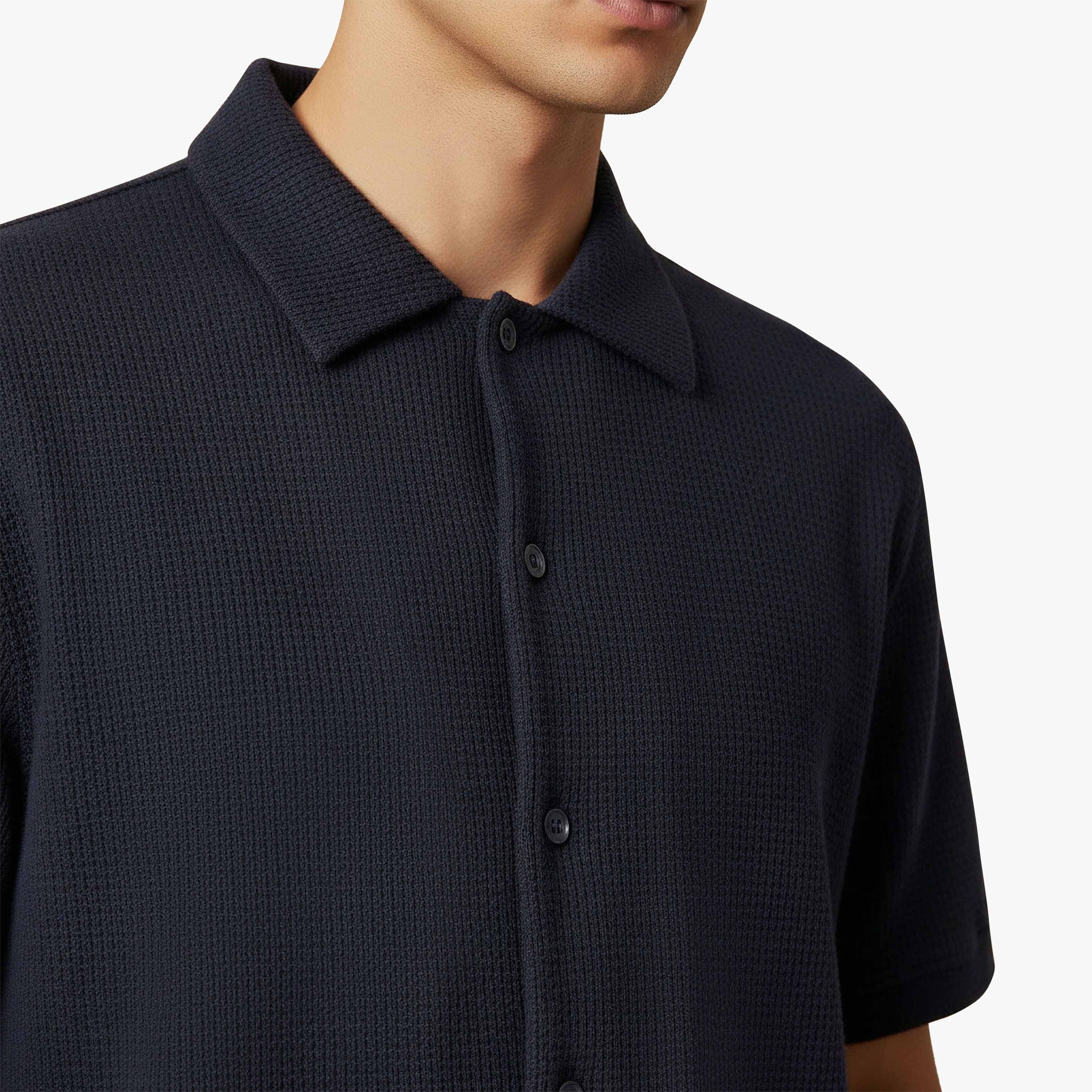 قميص بقصّة عادية وياقة عادية وأكمام قصيرة ونسيج وافل بارز الملمس للرجال-men-clothing-shirts-image-6