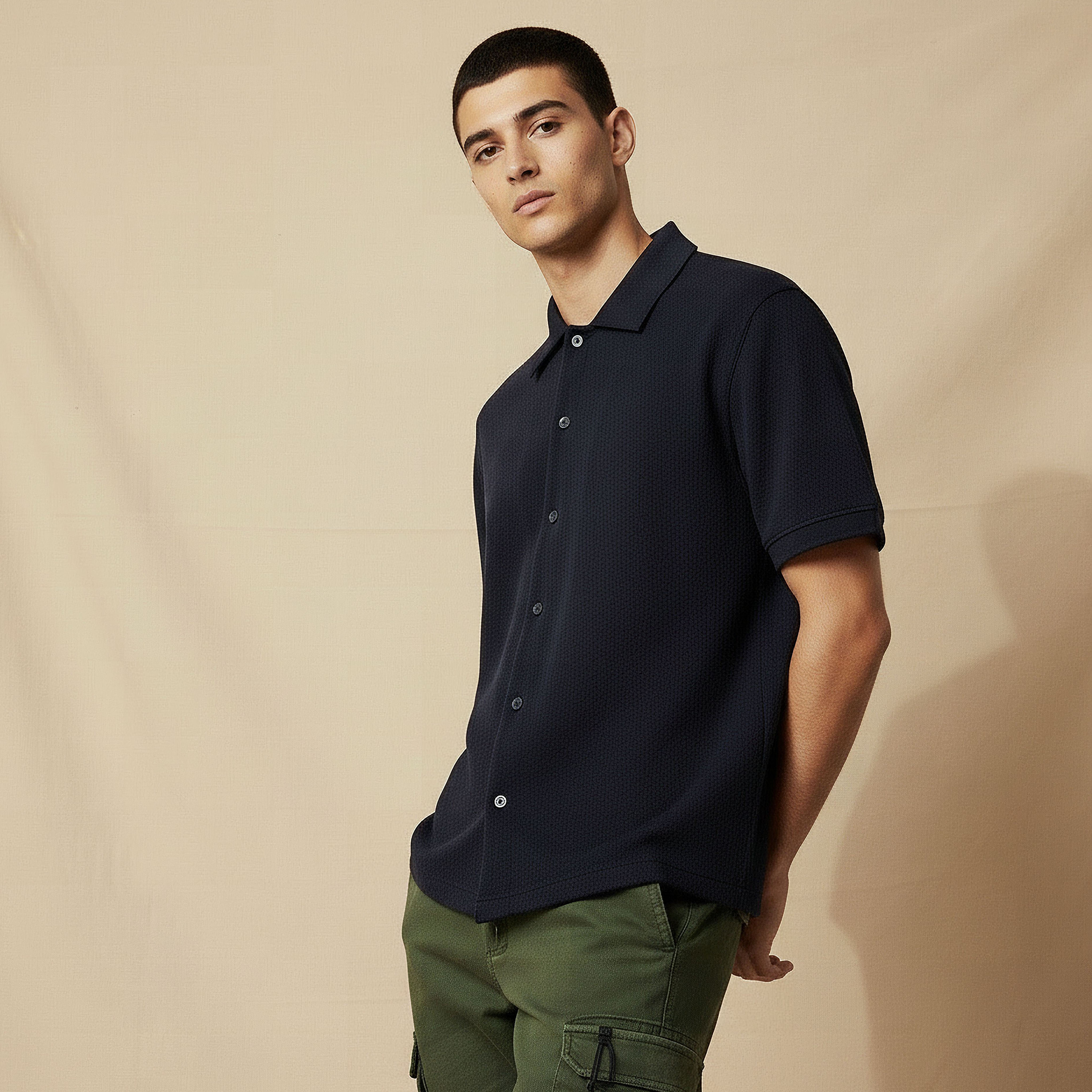 قميص بقصّة عادية وياقة عادية وأكمام قصيرة ونسيج وافل بارز الملمس للرجال-men-clothing-shirts-image-1
