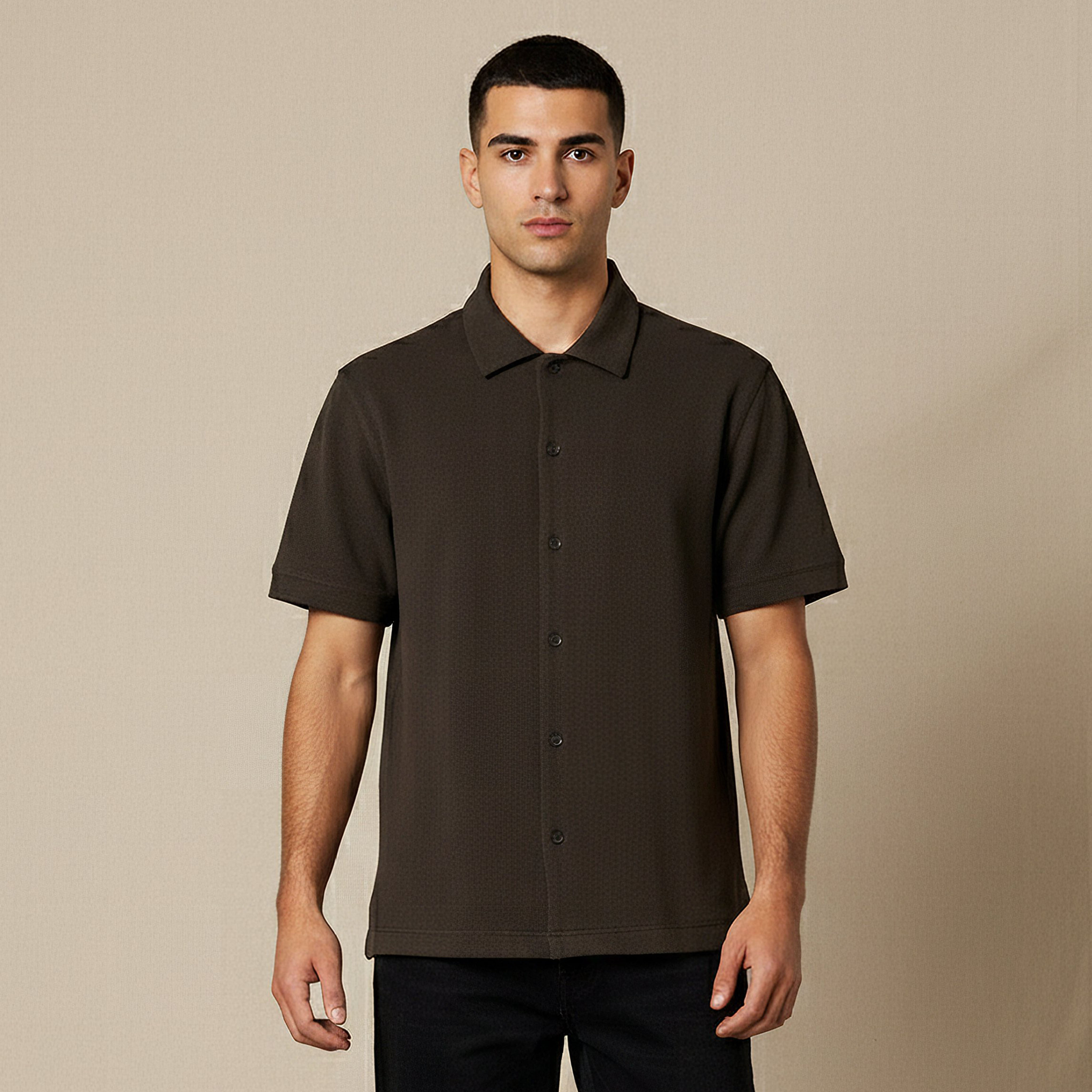 قميص بقصّة عادية وياقة عادية وأكمام قصيرة ونسيج وافل بارز الملمس للرجال-men-clothing-shirts-image-1