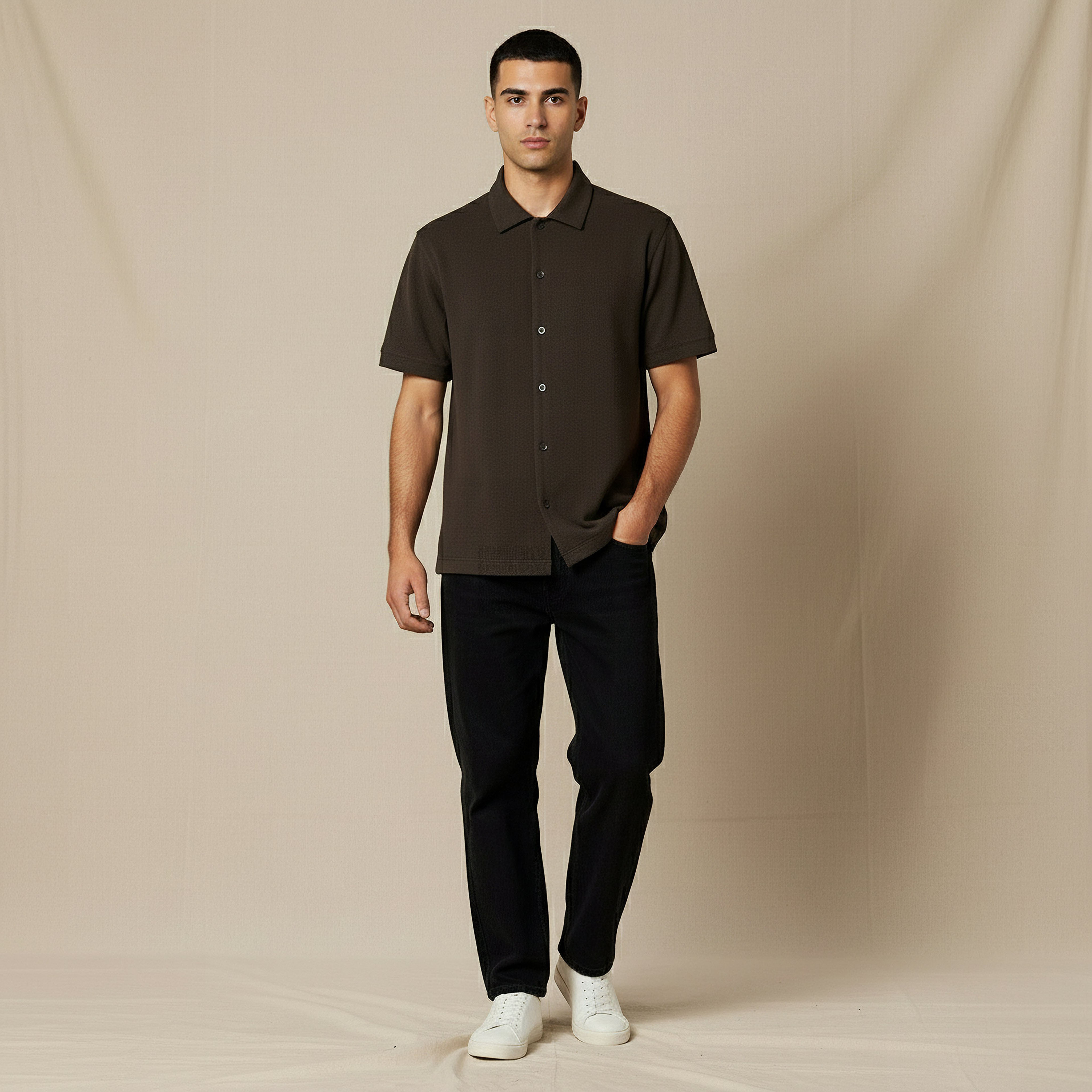 قميص بقصّة عادية وياقة عادية وأكمام قصيرة ونسيج وافل بارز الملمس للرجال-men-clothing-shirts-image-2
