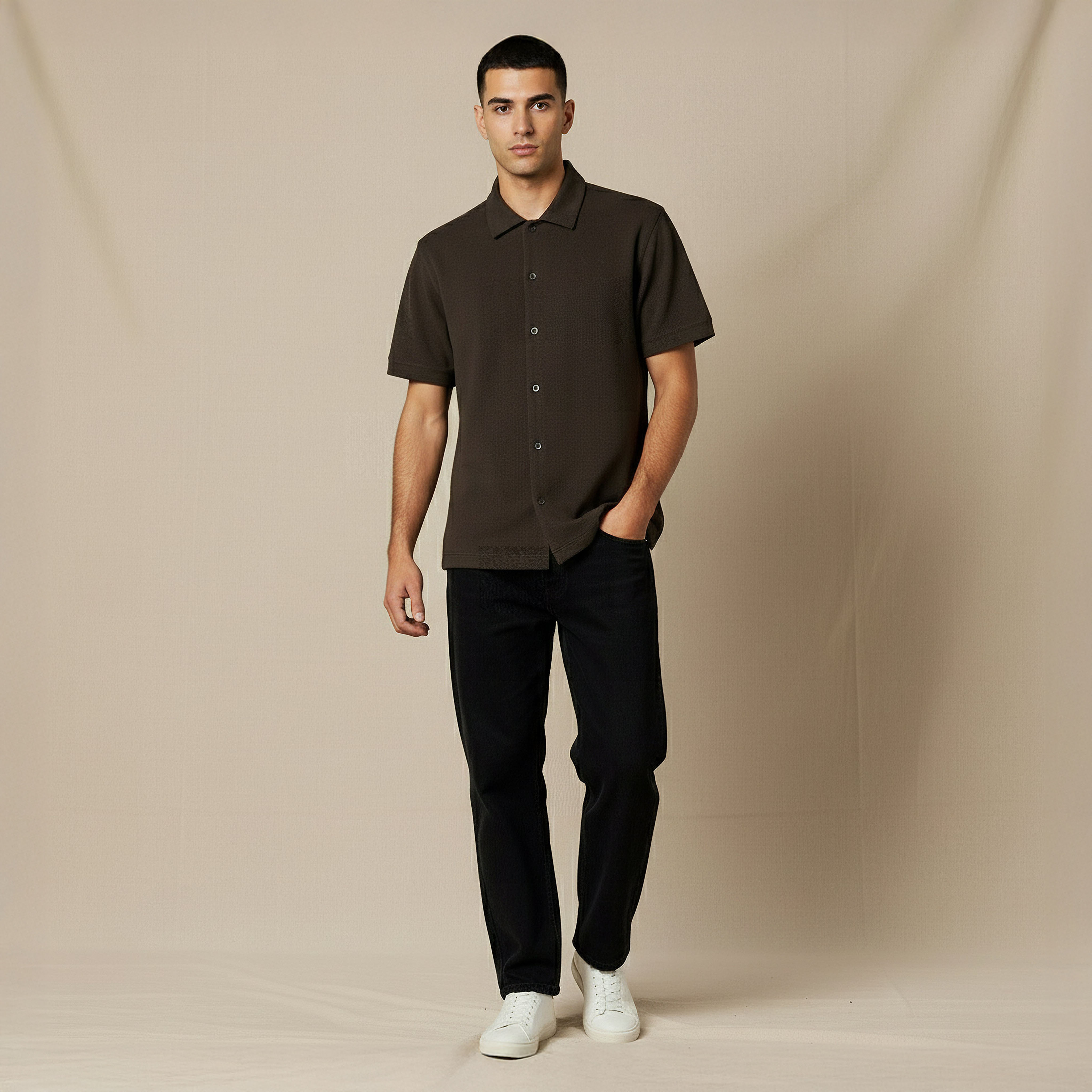 قميص بقصّة عادية وياقة عادية وأكمام قصيرة ونسيج وافل بارز الملمس للرجال-men-clothing-shirts-image-5