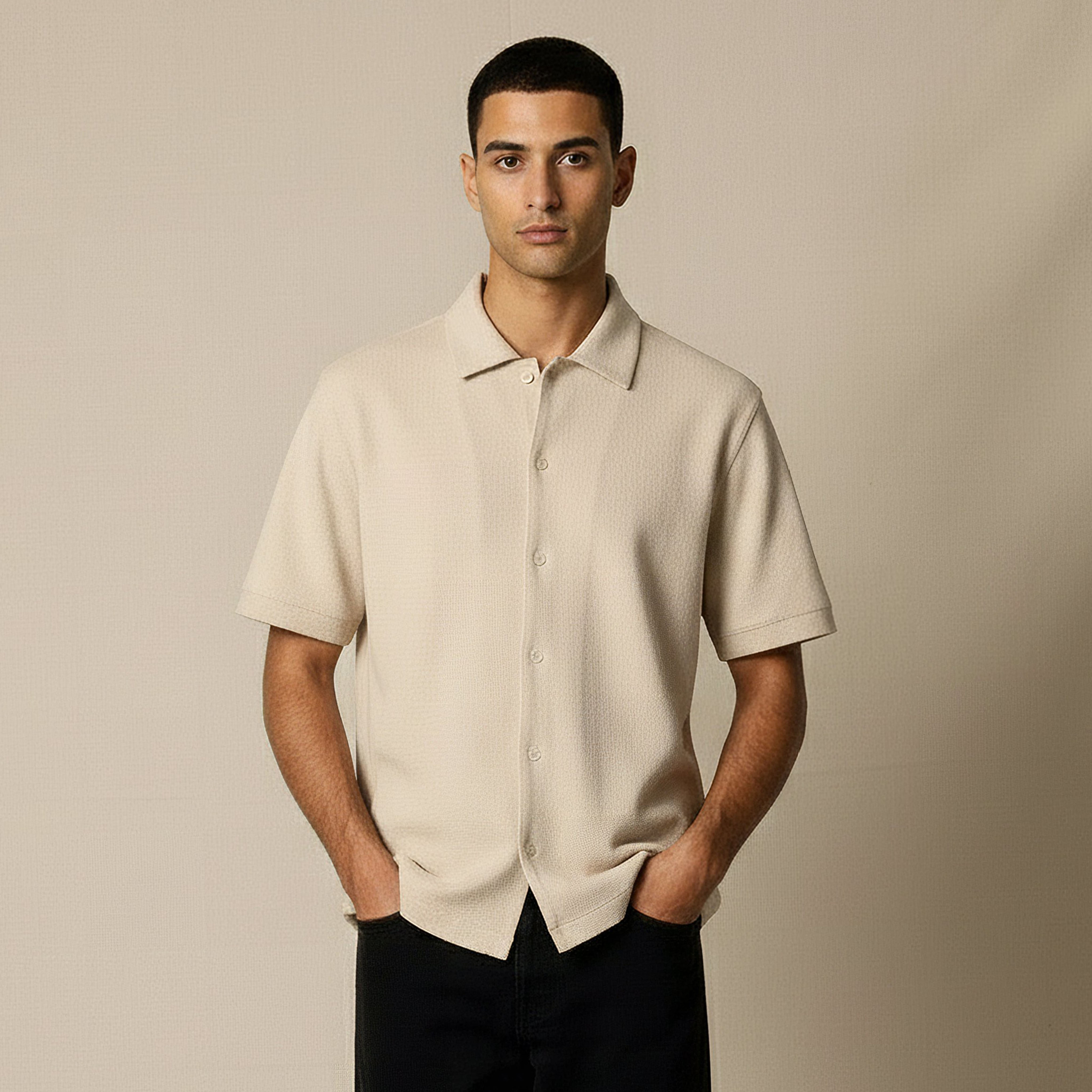 قميص بقصّة عادية وياقة عادية وأكمام قصيرة ونسيج وافل بارز الملمس للرجال-men-clothing-shirts-image-1
