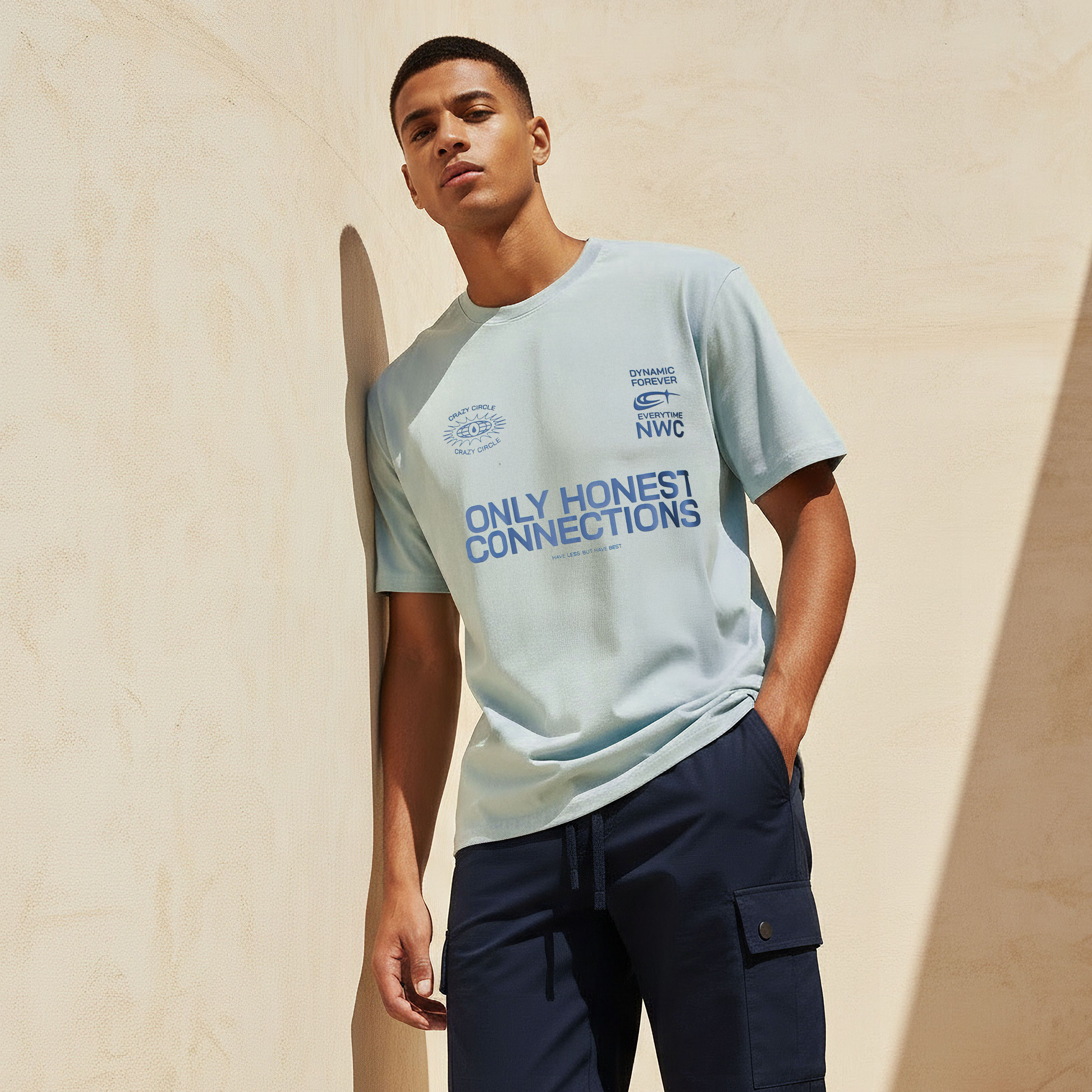 تيشيرت بقصّة عادية وياقة مستديرة وأكمام قصيرة بطبعات تايبوجرافيك للرجال-men-clothing-tshirtsandpolos-tshirts-image-1