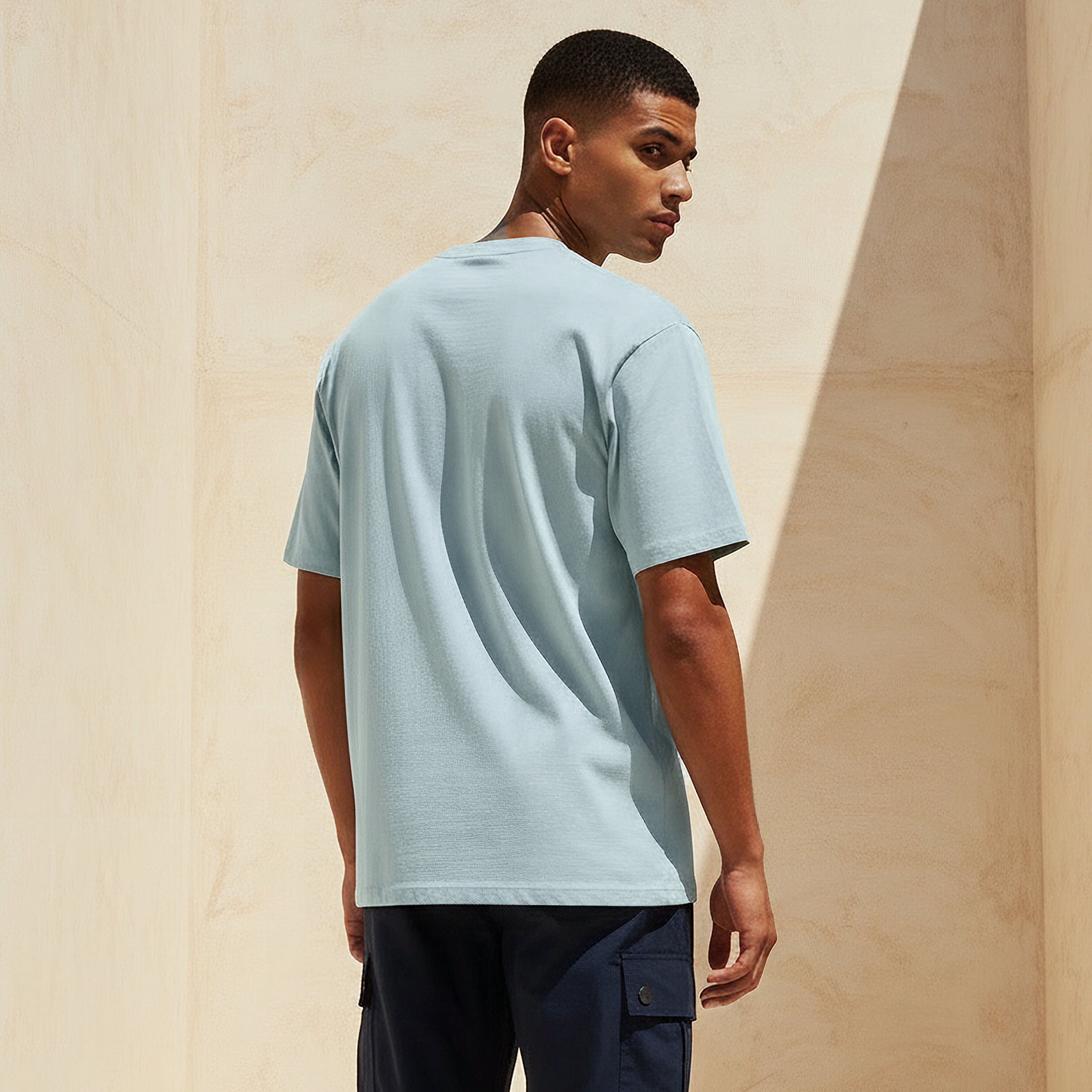 تيشيرت بقصّة عادية وياقة مستديرة وأكمام قصيرة بطبعات تايبوجرافيك للرجال-men-clothing-tshirtsandpolos-tshirts-image-4