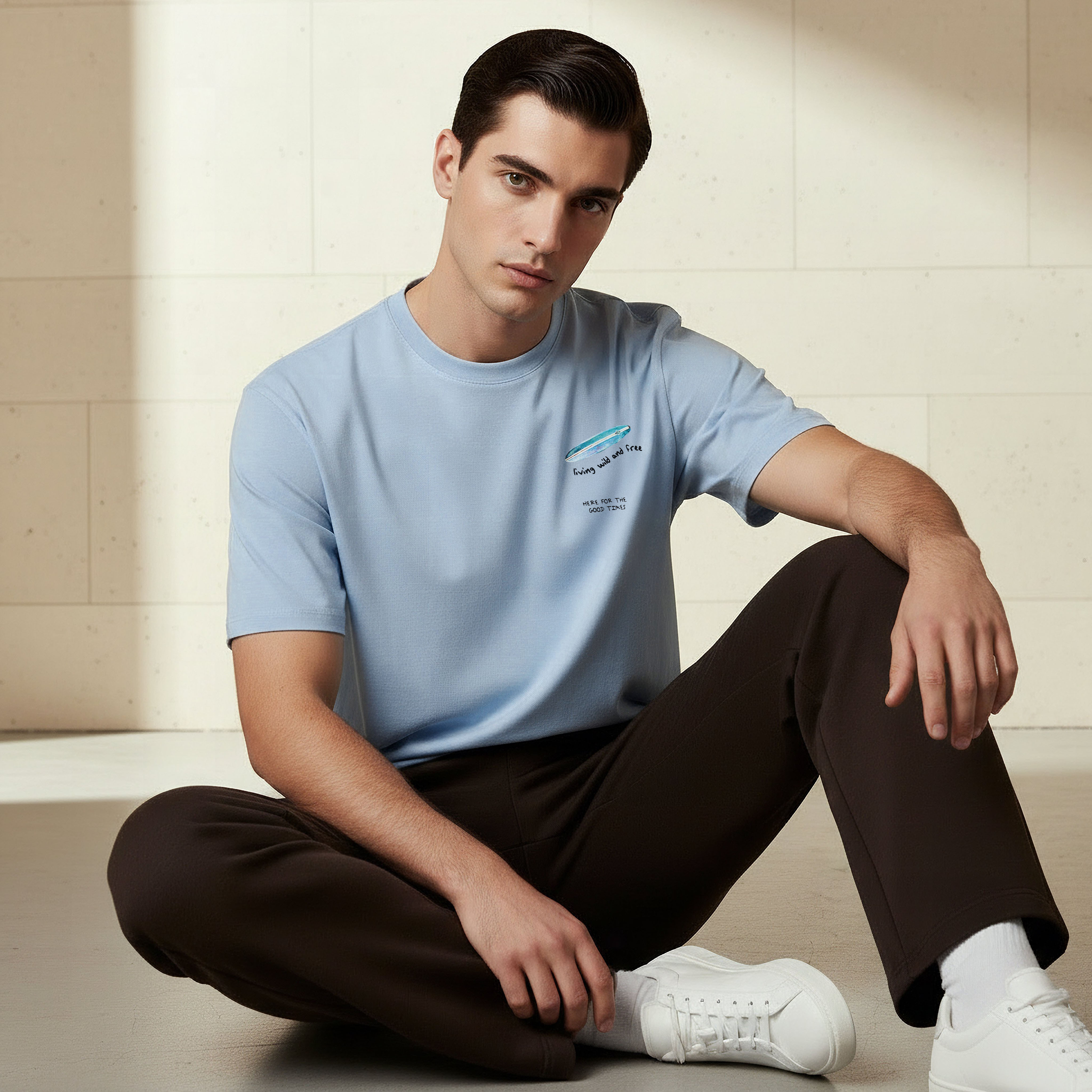 تيشيرت بقصّة عادية وياقة ضيقة وأكمام قصيرة وطبعات للرجال-men-clothing-tshirtsandpolos-tshirts-image-5