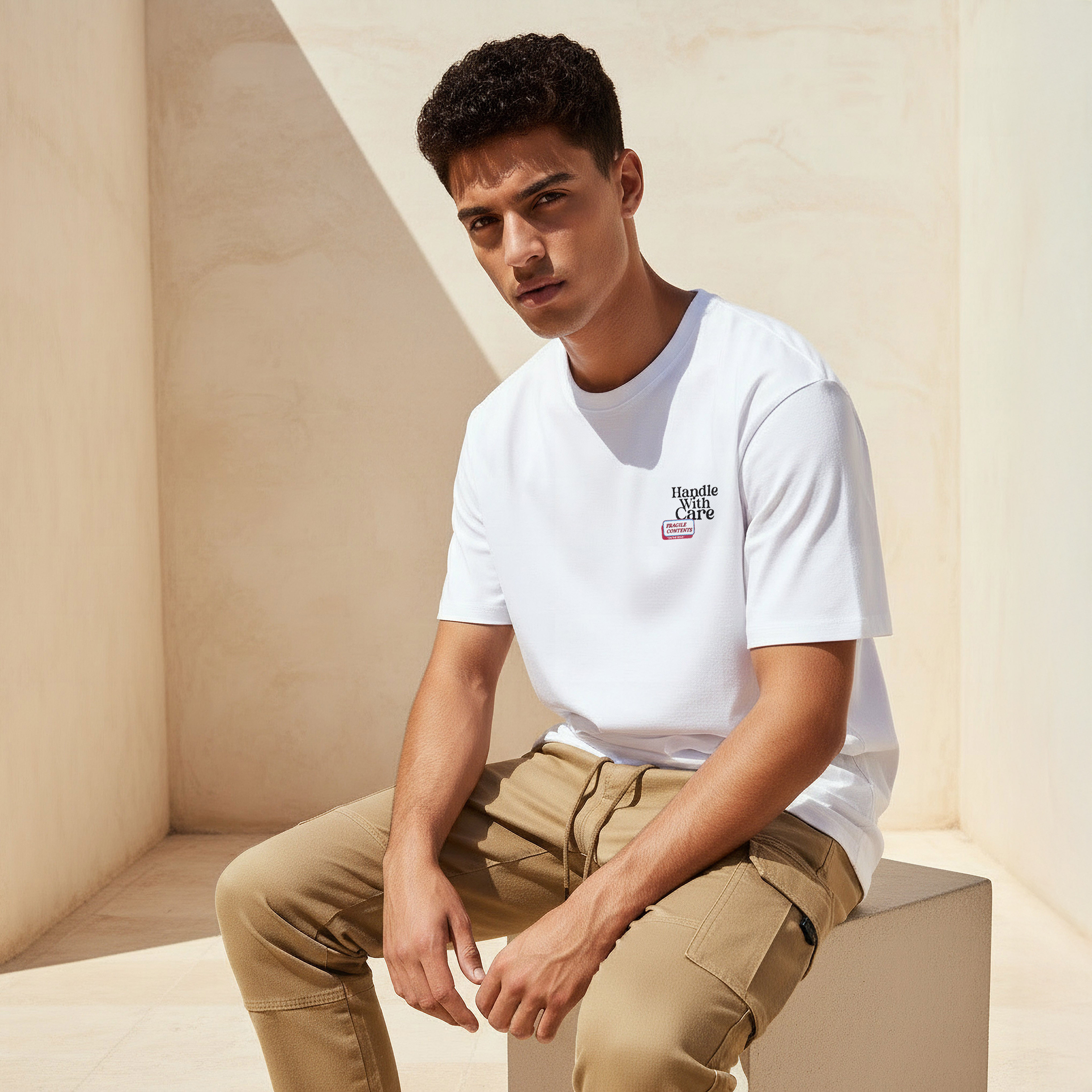 تيشيرت بقصة عادية وياقة ضيقة وأكمام قصيرة وطبعات للرجال-men-clothing-tshirtsandpolos-tshirts-image-1