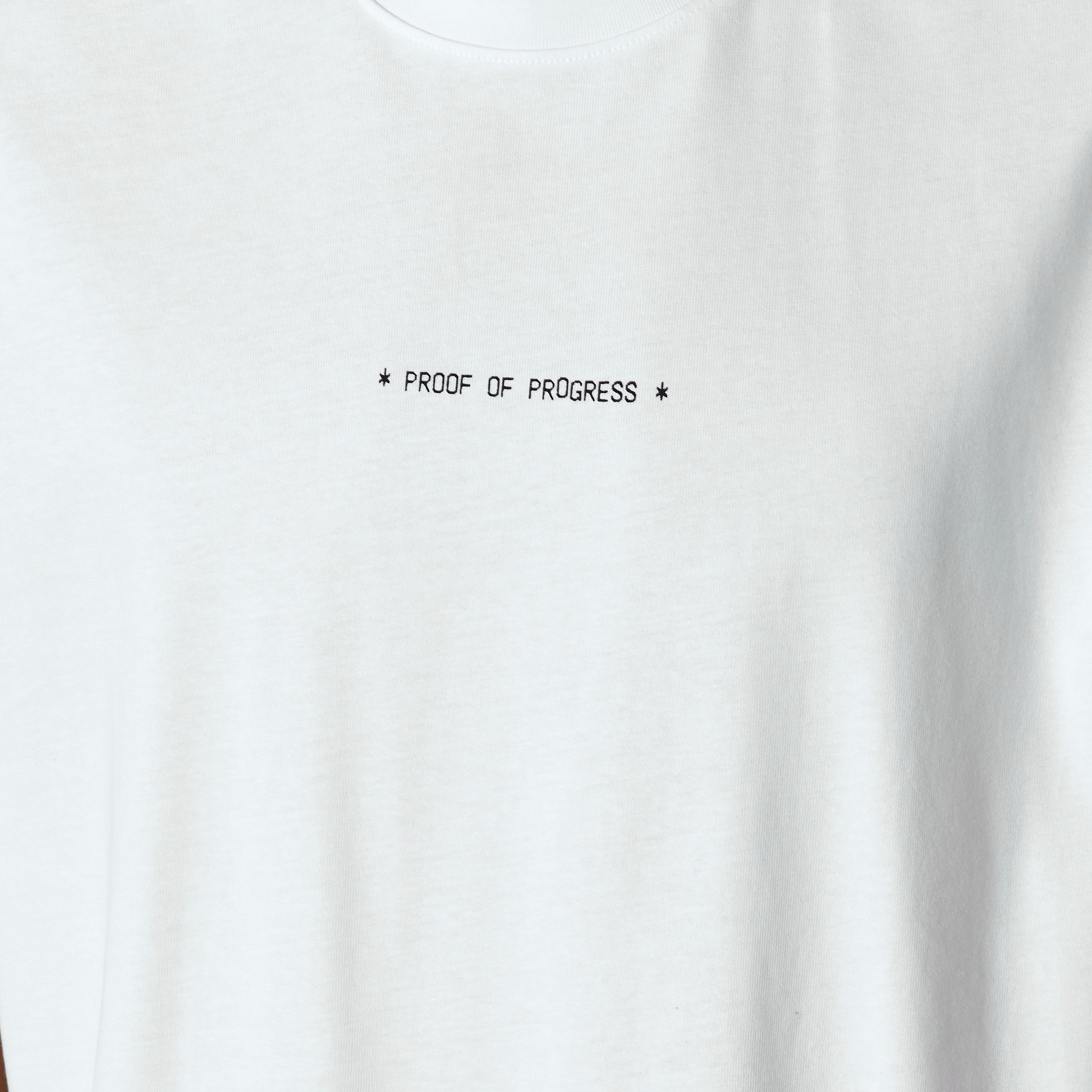 تيشيرت بقصة عادية وياقة ضيقة وأكمام قصيرة وطبعات للرجال-men-clothing-tshirtsandpolos-tshirts-image-2