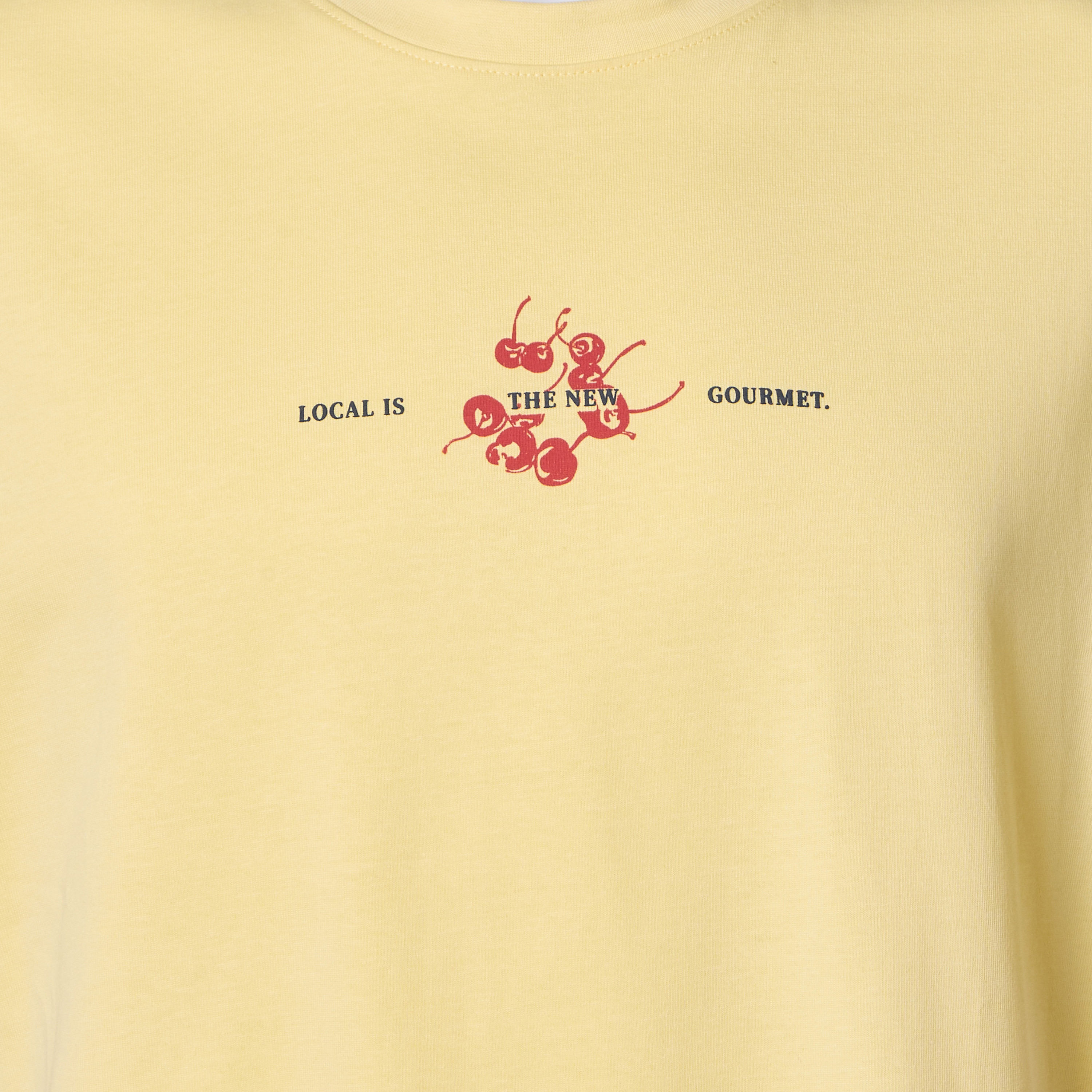 تيشيرت رجالي بطبعات جرافيك وقصة عادية وأكمام قصيرة وياقة ضيقة-men-clothing-tshirtsandpolos-tshirts-image-2
