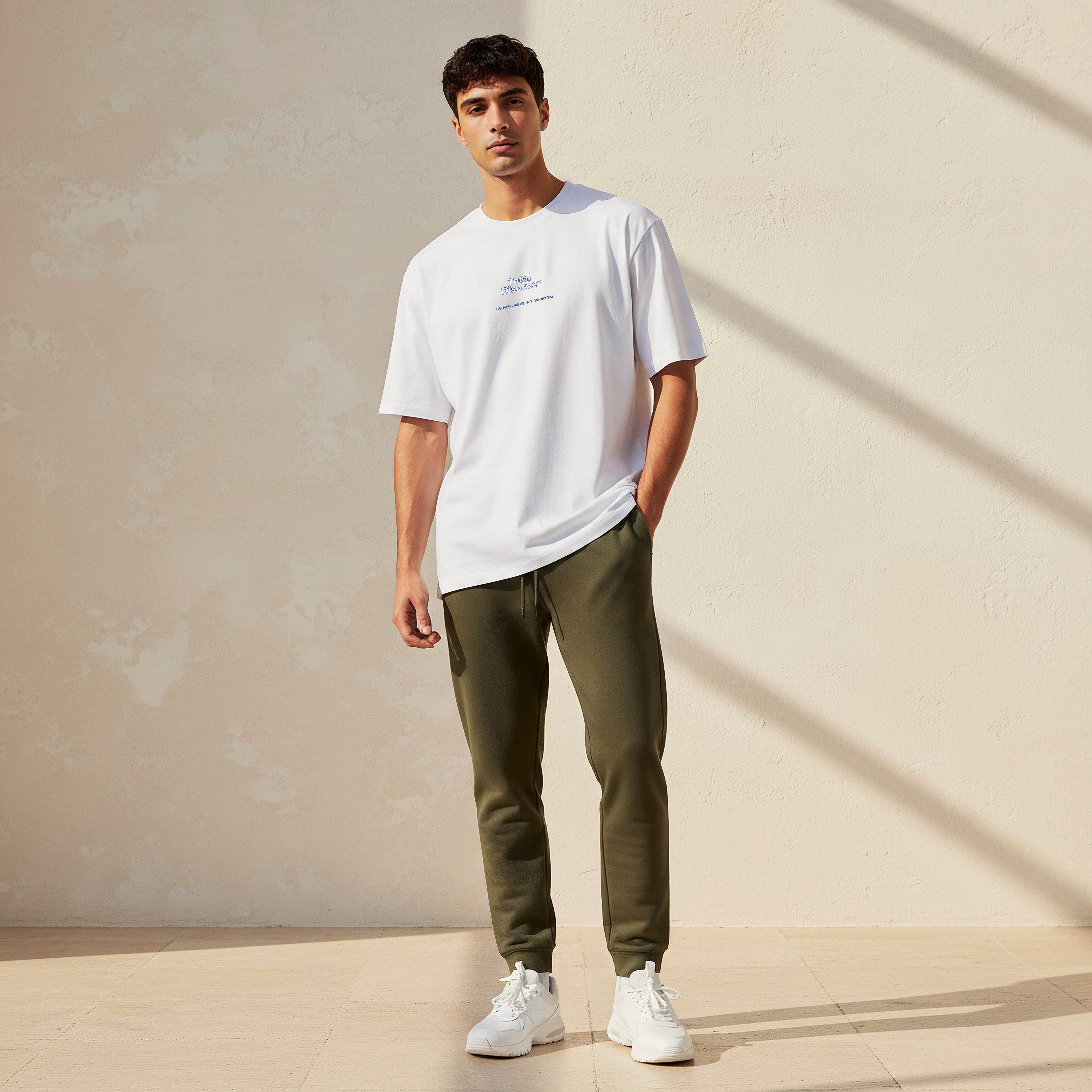 تيشيرت رجالي بطبعات جرافيك وأكمام قصيرة وياقة ضيقة وقصة عادية-men-clothing-tshirtsandpolos-tshirts-image-3
