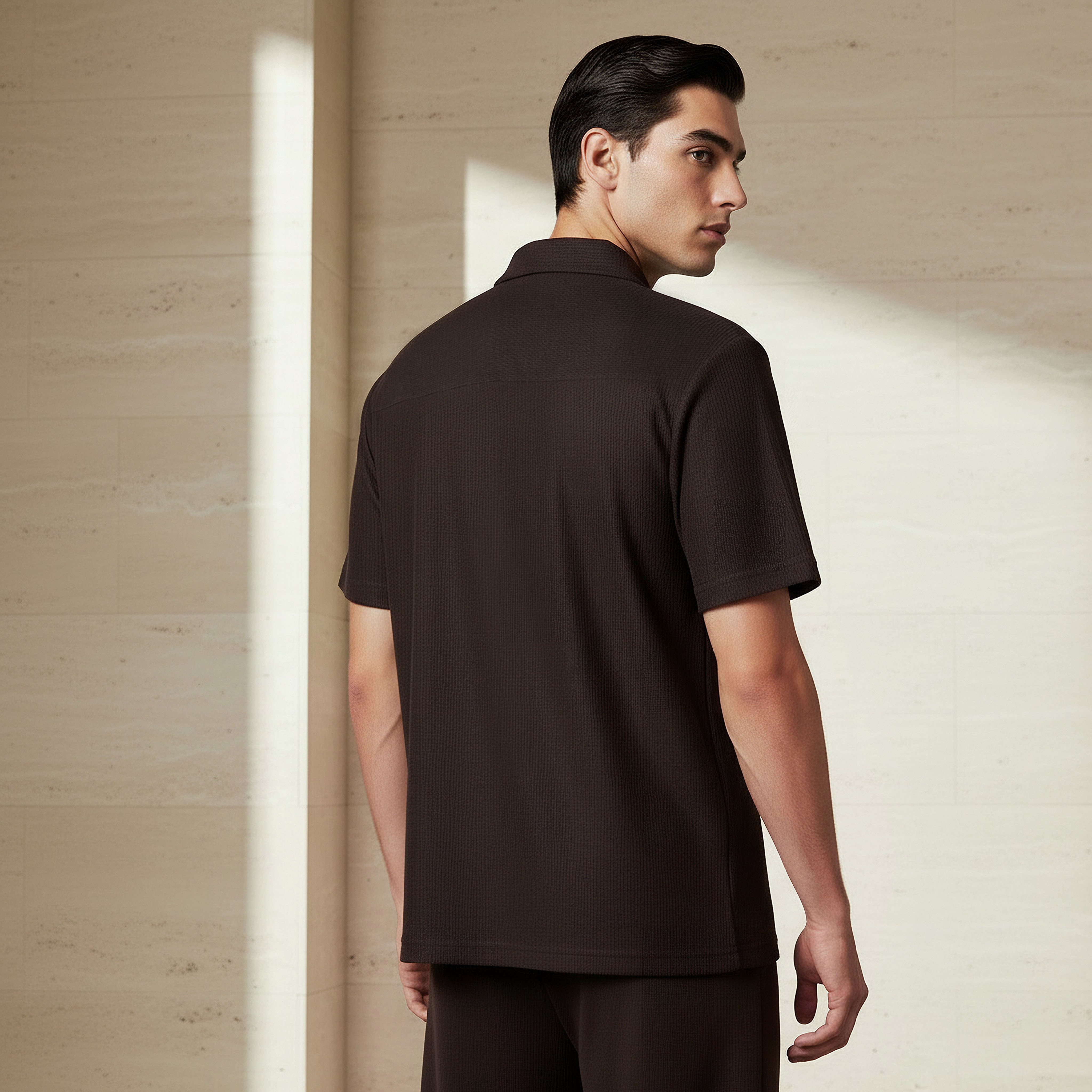 قميص بقصة عادية وياقة وملمس بارز وأكمام قصيرة للرجال-men-clothing-shirts-image-3