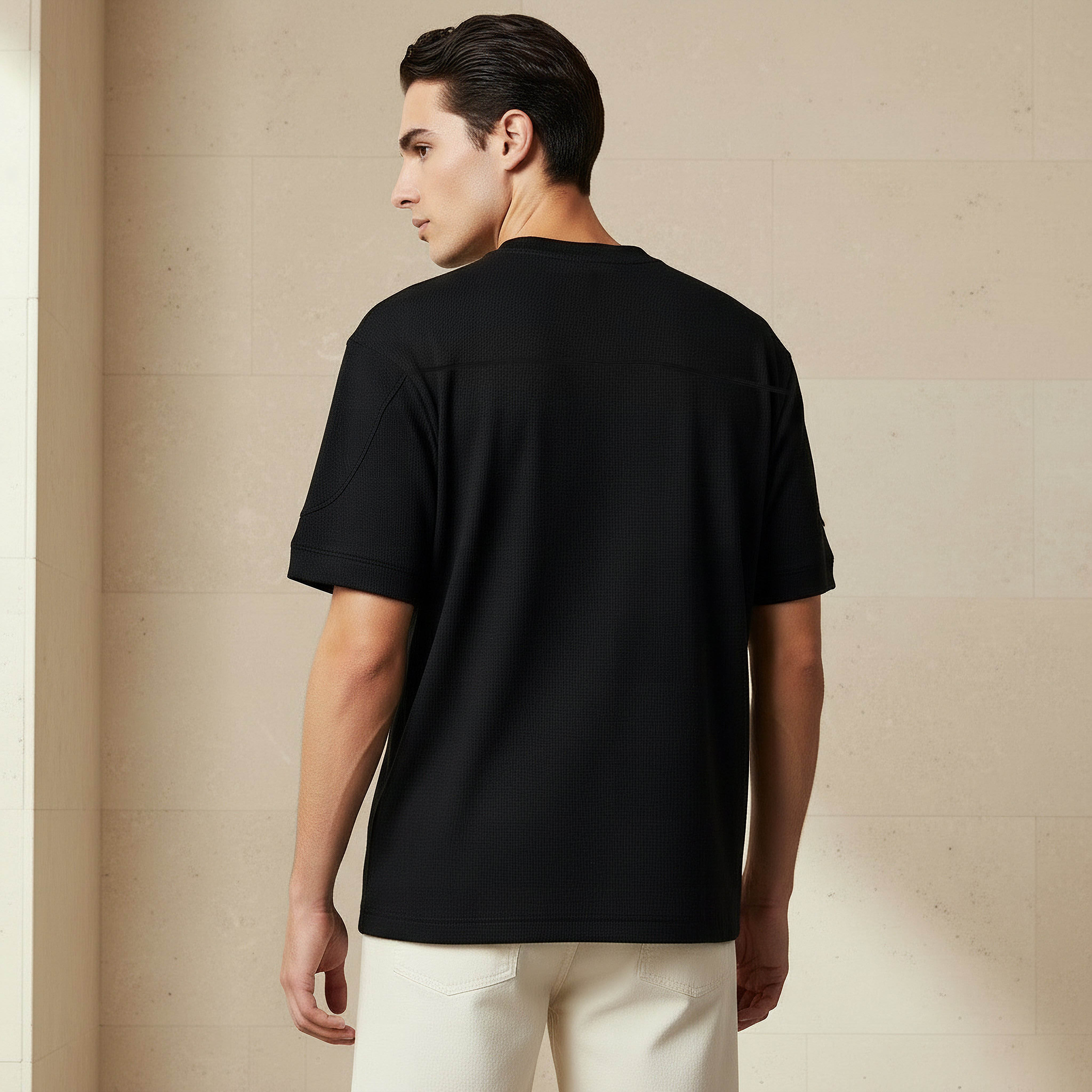 تيشيرت رجالي بارز الملمس بقصة مريحة وياقة ضيقة وأكمام قصيرة-men-clothing-tshirtsandpolos-tshirts-image-3