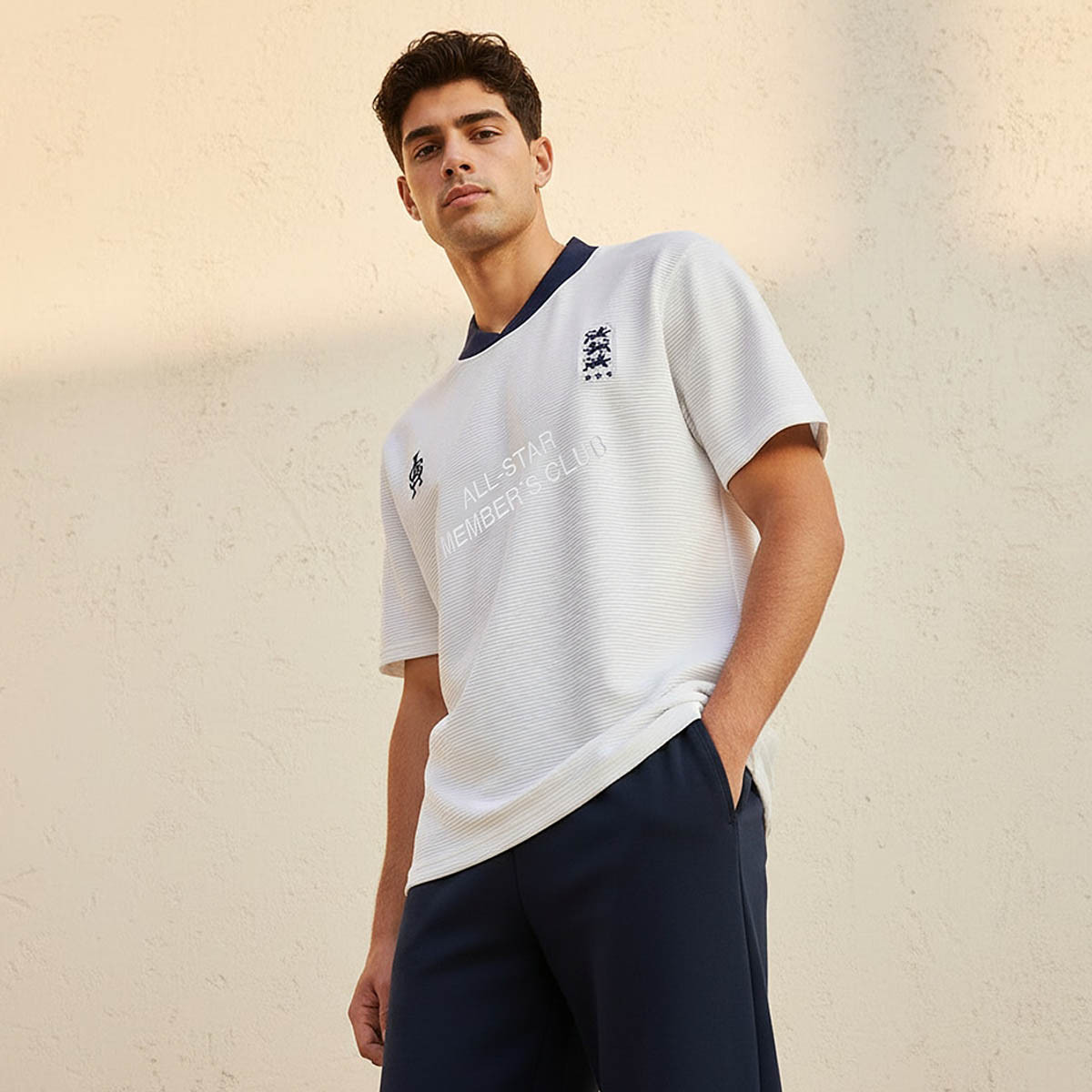 تيشيرت رجالي بياقة V وقصة عادية وأكمام قصيرة وتصميم بارز الملمس-men-clothing-tshirtsandpolos-tshirts-image-1