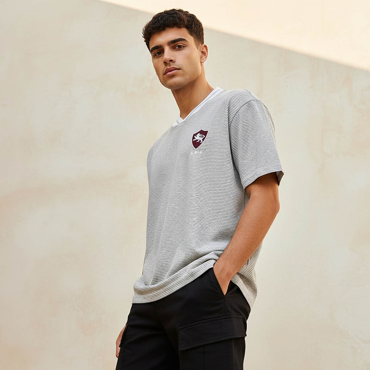 تيشيرت رجالي بياقة V وقصة عادية وأكمام قصيرة وتصميم بارز الملمس-men-clothing-tshirtsandpolos-tshirts-image-1