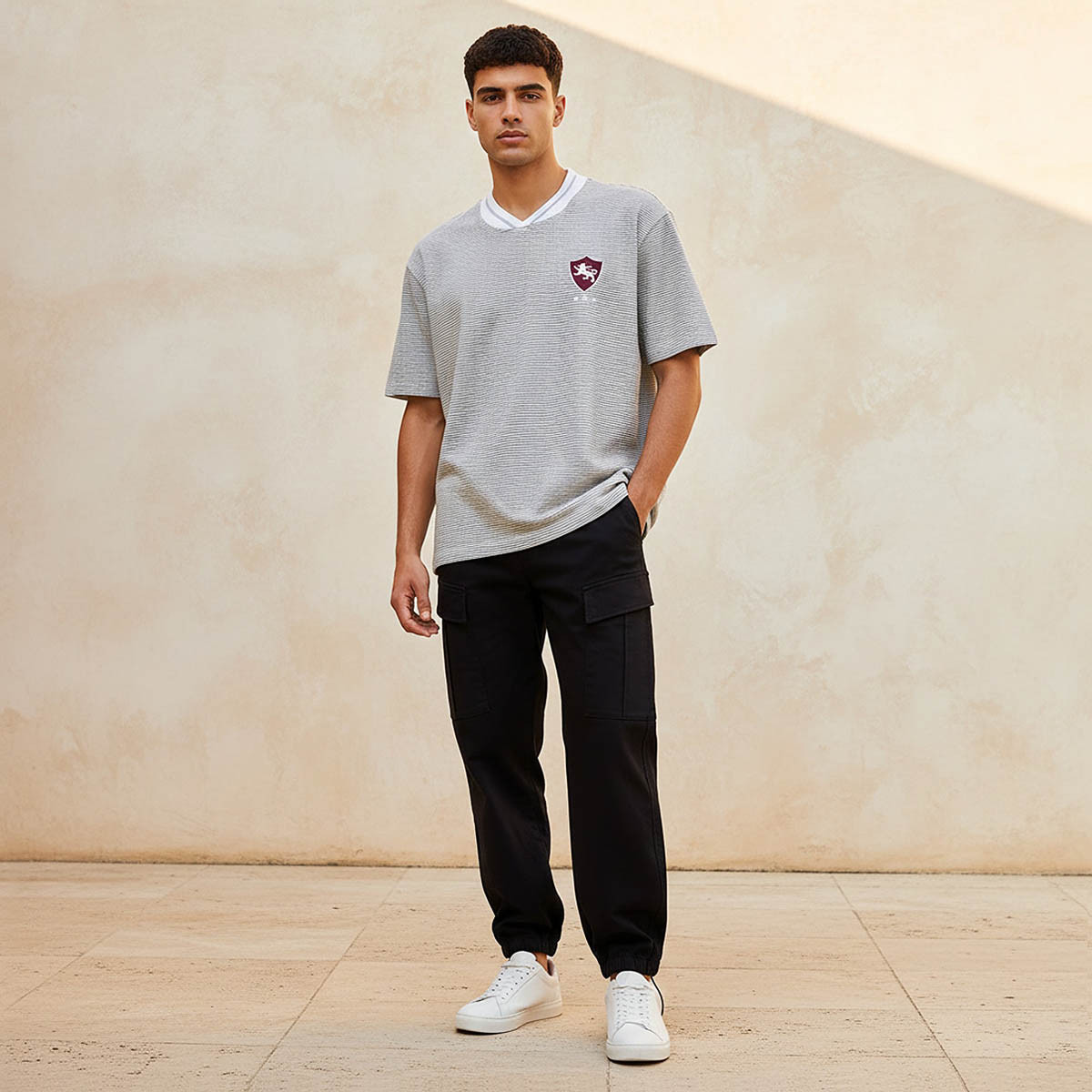 تيشيرت رجالي بياقة V وقصة عادية وأكمام قصيرة وتصميم بارز الملمس-men-clothing-tshirtsandpolos-tshirts-image-3