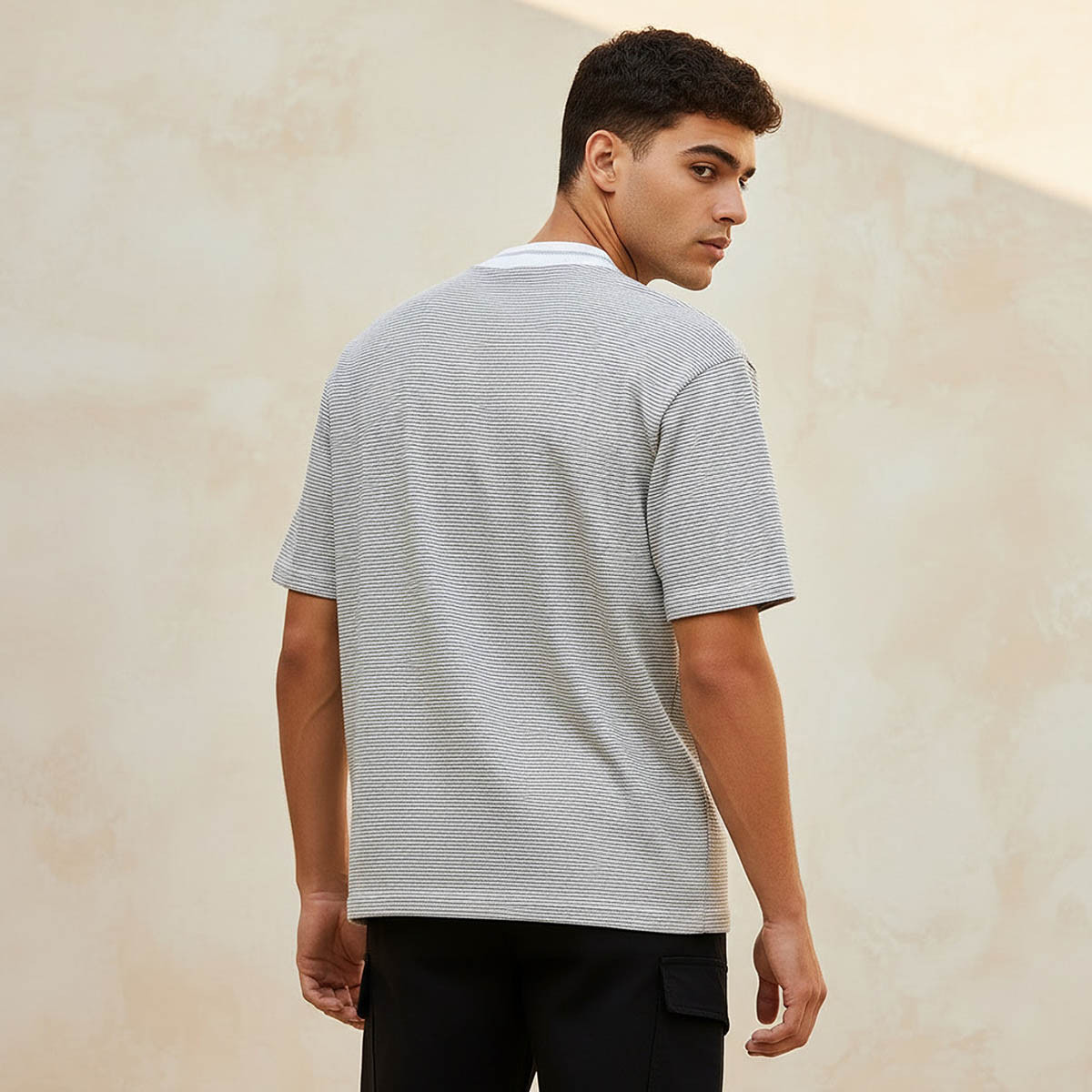 تيشيرت رجالي بياقة V وقصة عادية وأكمام قصيرة وتصميم بارز الملمس-men-clothing-tshirtsandpolos-tshirts-image-4