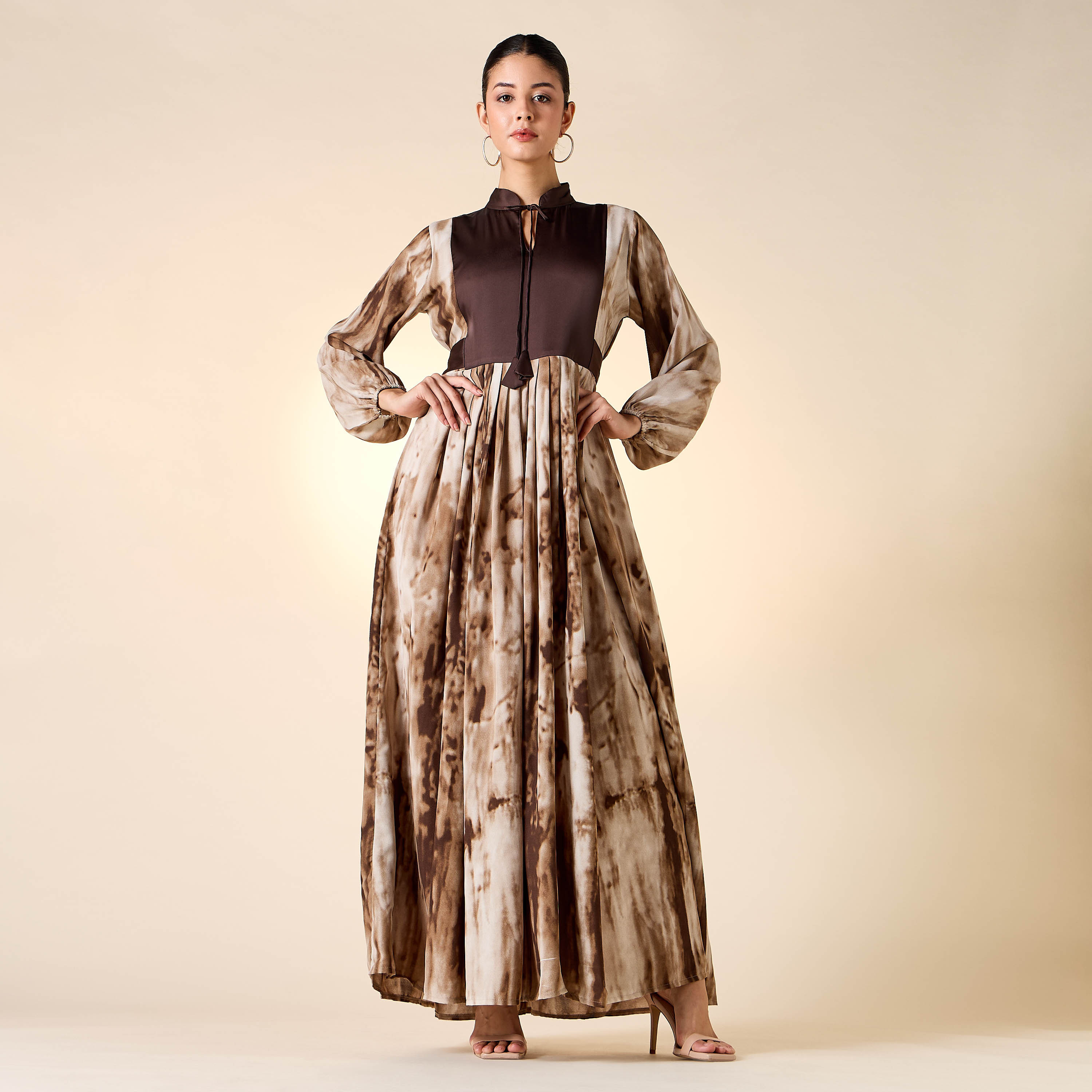 جلابية بياقة ماندارين وأربطة وطبعات من جولدن آبل-women-arabicclothing-jalabiyas-image-7