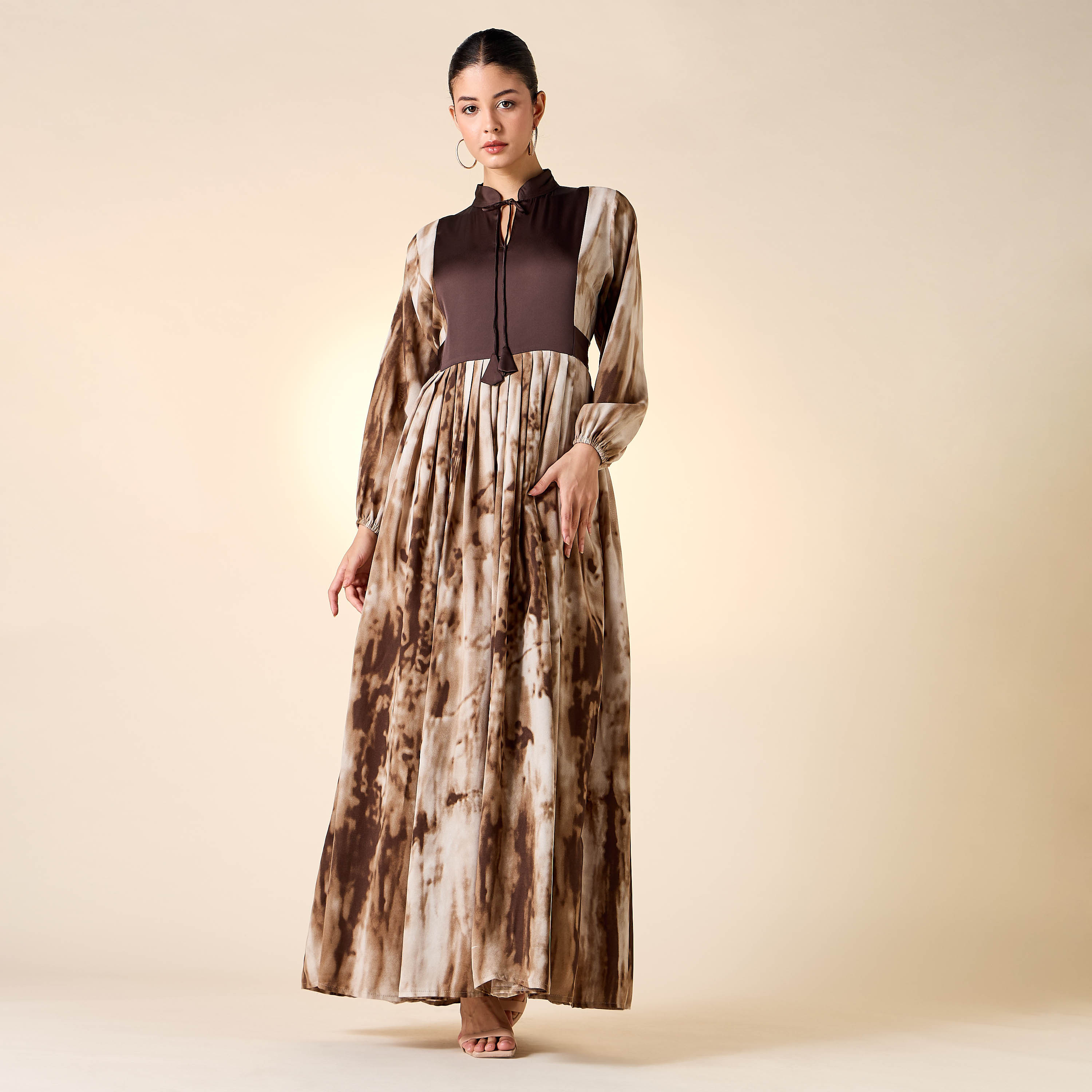 جلابية بياقة ماندارين وأربطة وطبعات من جولدن آبل-women-arabicclothing-jalabiyas-image-8