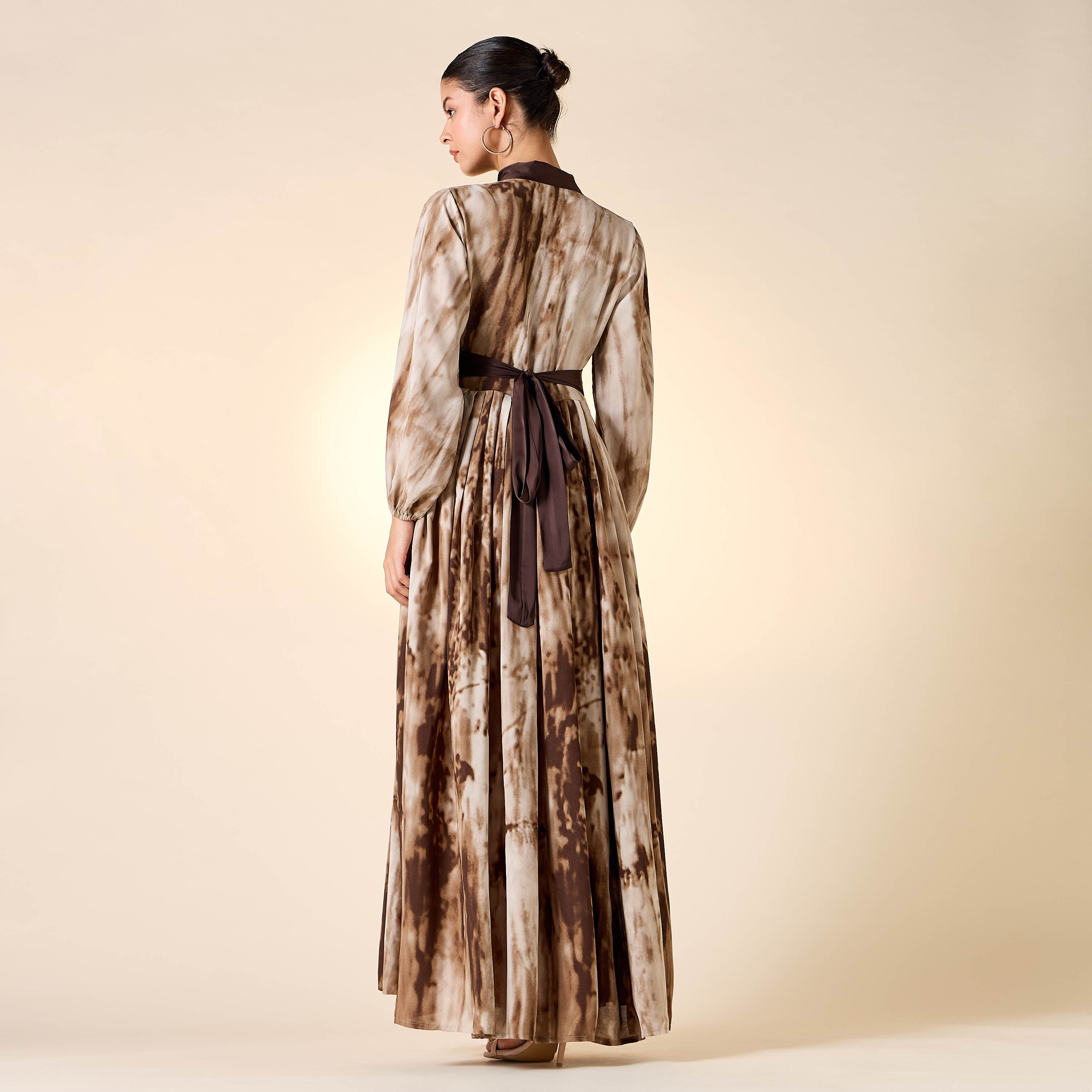 جلابية بياقة ماندارين وأربطة وطبعات من جولدن آبل-women-arabicclothing-jalabiyas-image-9
