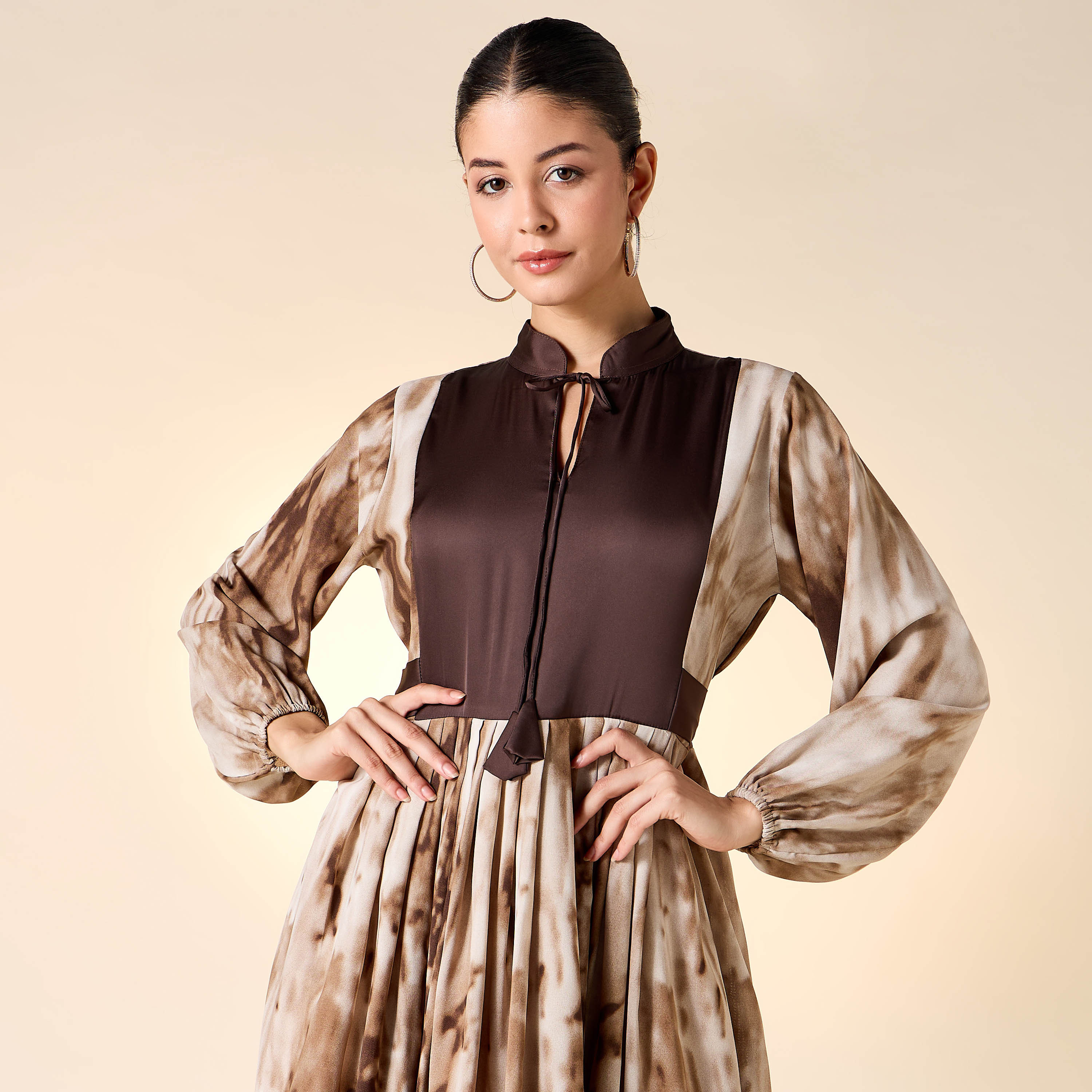 جلابية بياقة ماندارين وأربطة وطبعات من جولدن آبل-women-arabicclothing-jalabiyas-image-10
