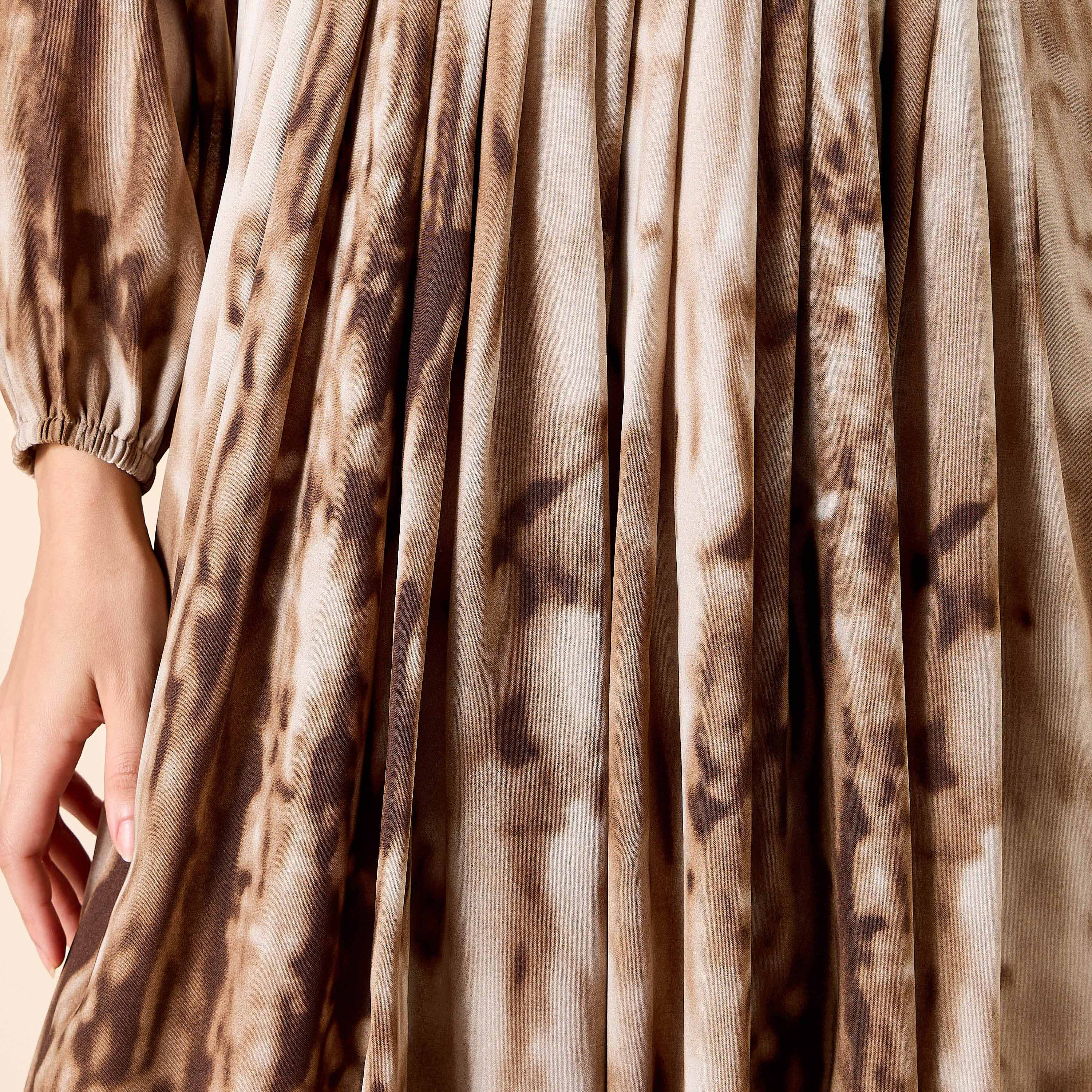 جلابية بياقة ماندارين وأربطة وطبعات من جولدن آبل-women-arabicclothing-jalabiyas-image-11