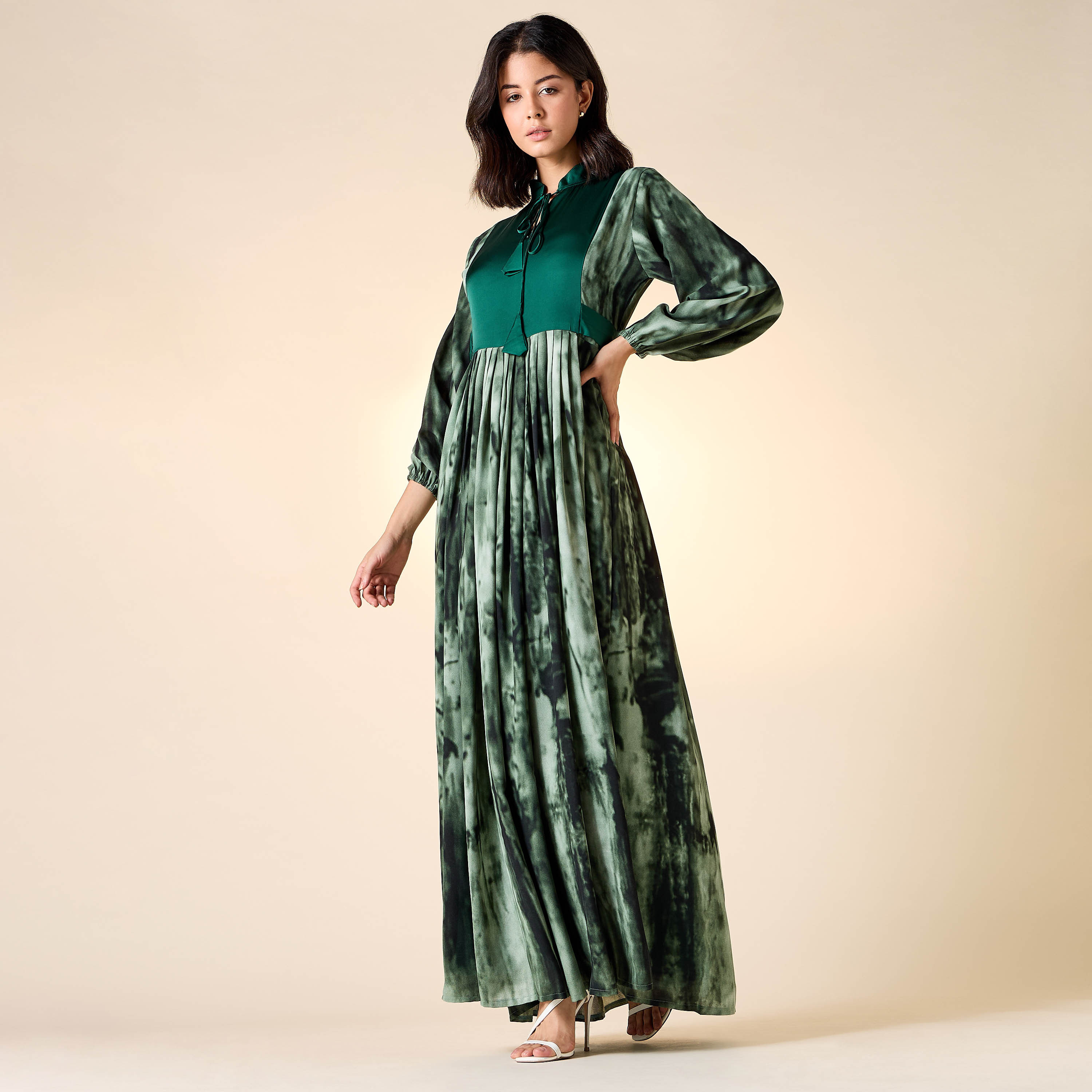 جلابية بياقة ماندارين وأربطة وطبعات من جولدن آبل-women-arabicclothing-jalabiyas-image-12