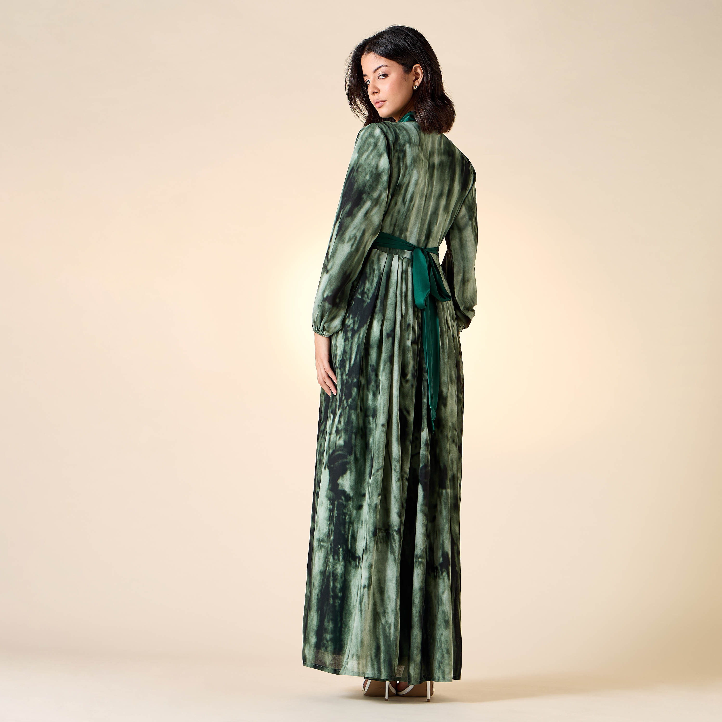 جلابية بياقة ماندارين وأربطة وطبعات من جولدن آبل-women-arabicclothing-jalabiyas-image-14