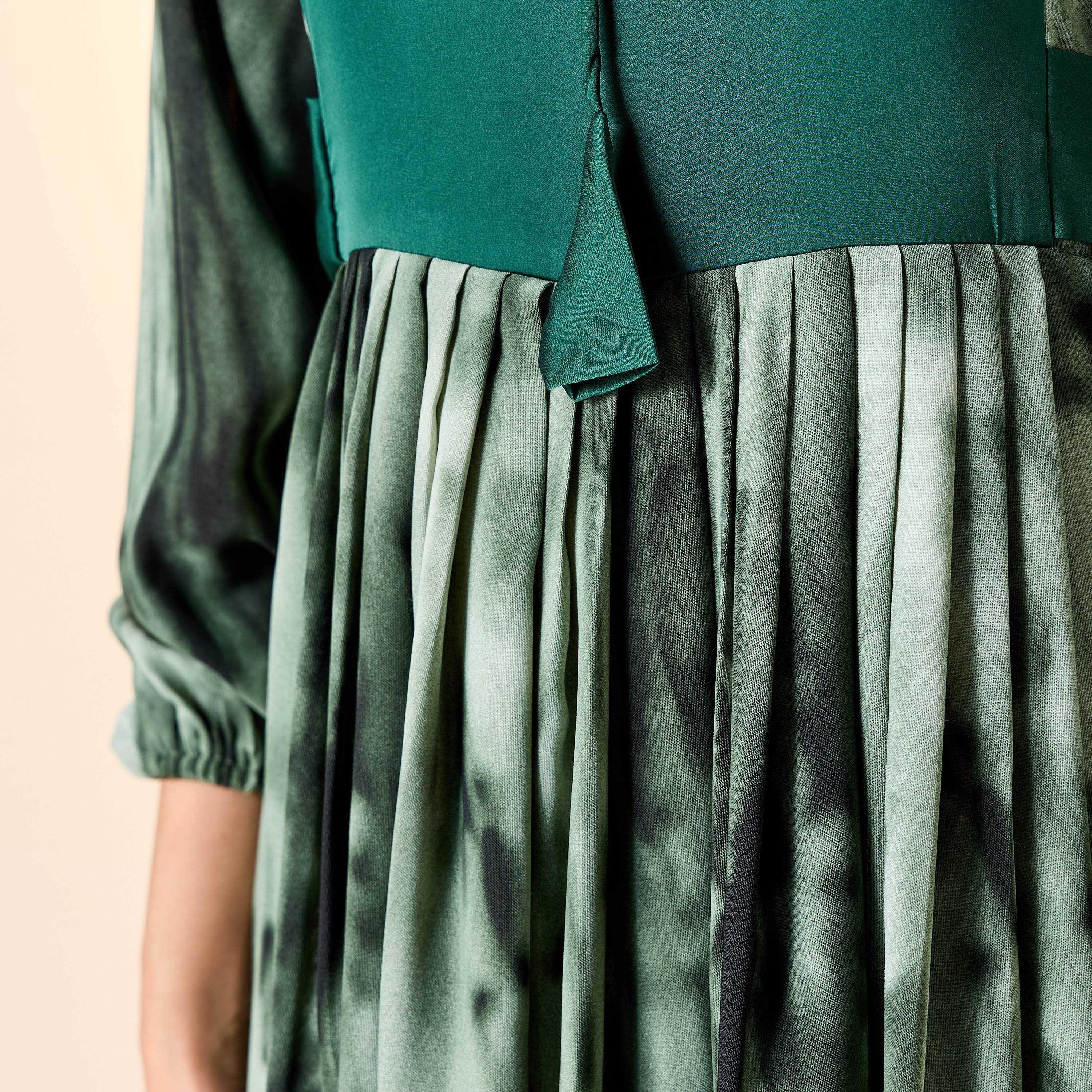 جلابية بياقة ماندارين وأربطة وطبعات من جولدن آبل-women-arabicclothing-jalabiyas-image-16