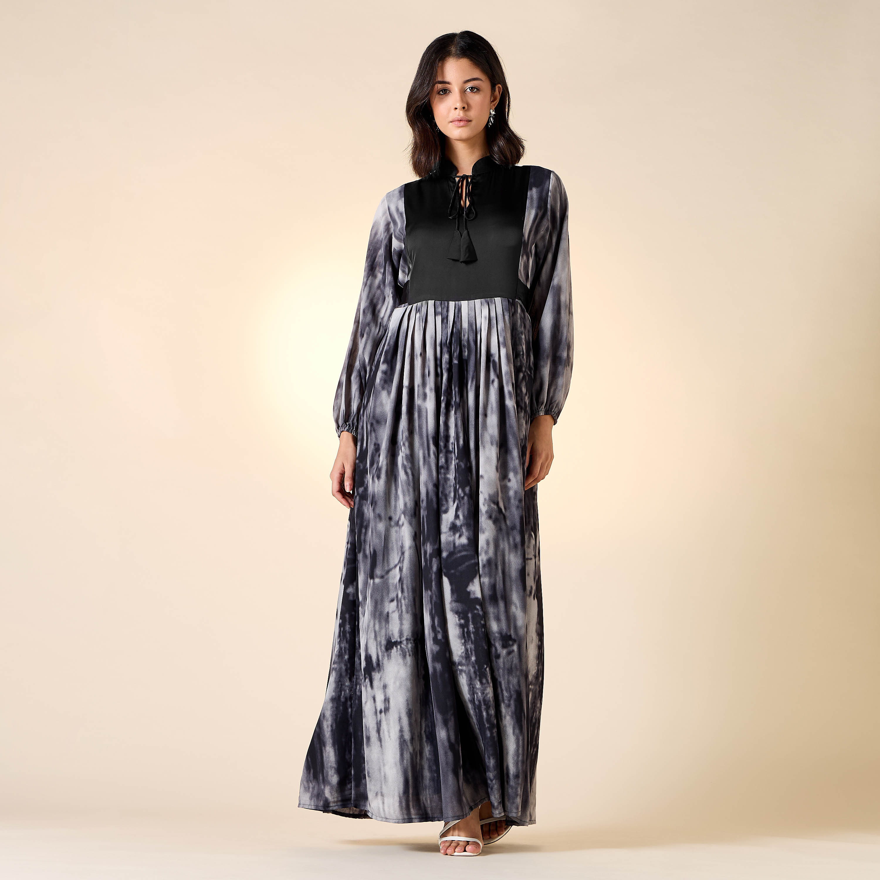 جلابية بياقة ماندارين وأربطة وطبعات من جولدن آبل-women-arabicclothing-jalabiyas-image-17