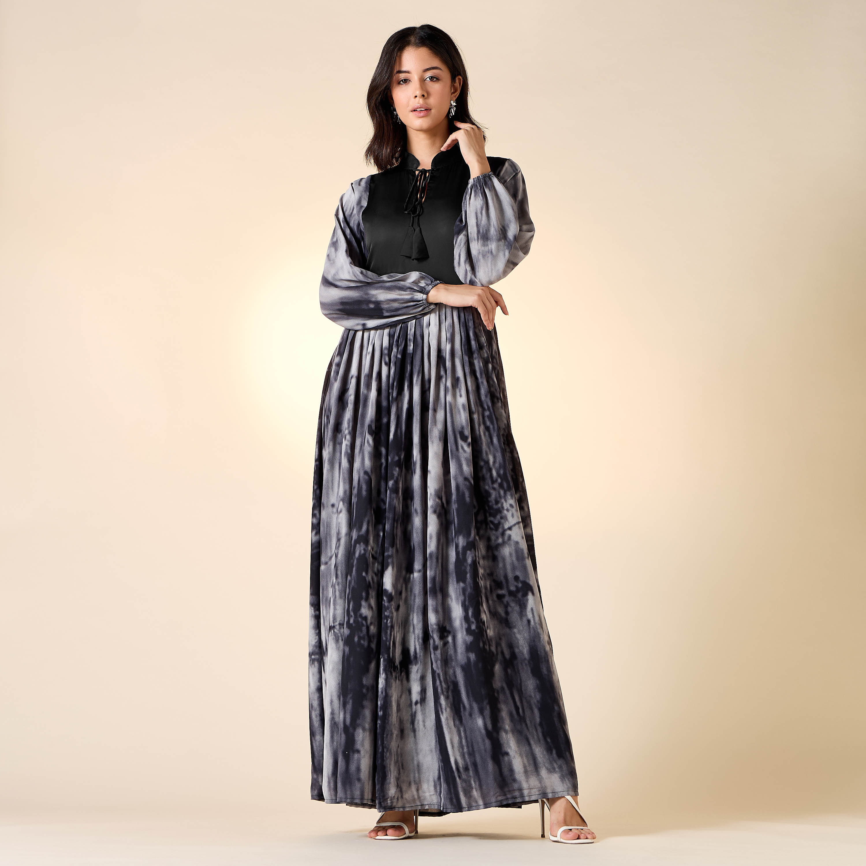 جلابية بياقة ماندارين وأربطة وطبعات من جولدن آبل-women-arabicclothing-jalabiyas-image-18