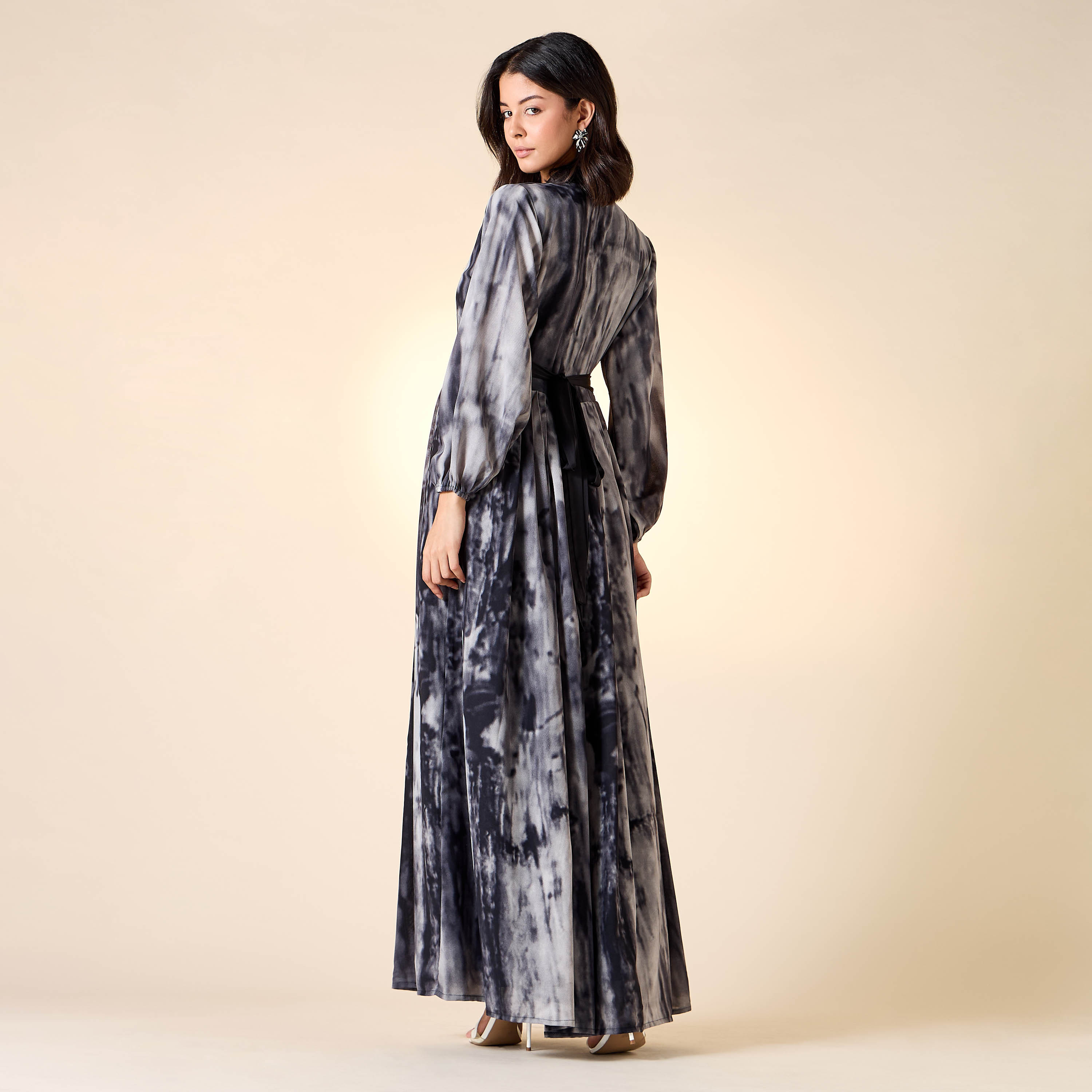 جلابية بياقة ماندارين وأربطة وطبعات من جولدن آبل-women-arabicclothing-jalabiyas-image-19