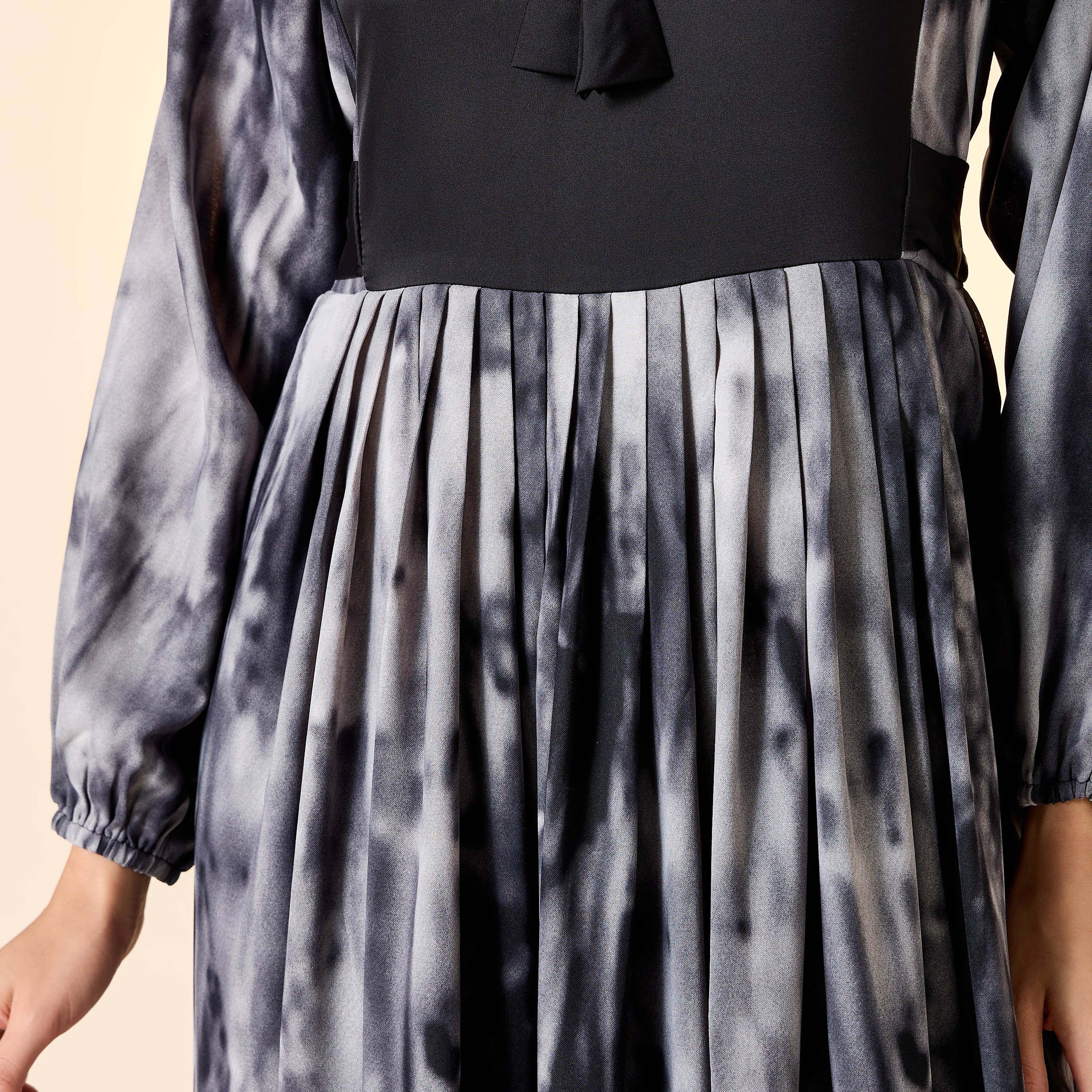 جلابية بياقة ماندارين وأربطة وطبعات من جولدن آبل-women-arabicclothing-jalabiyas-image-22