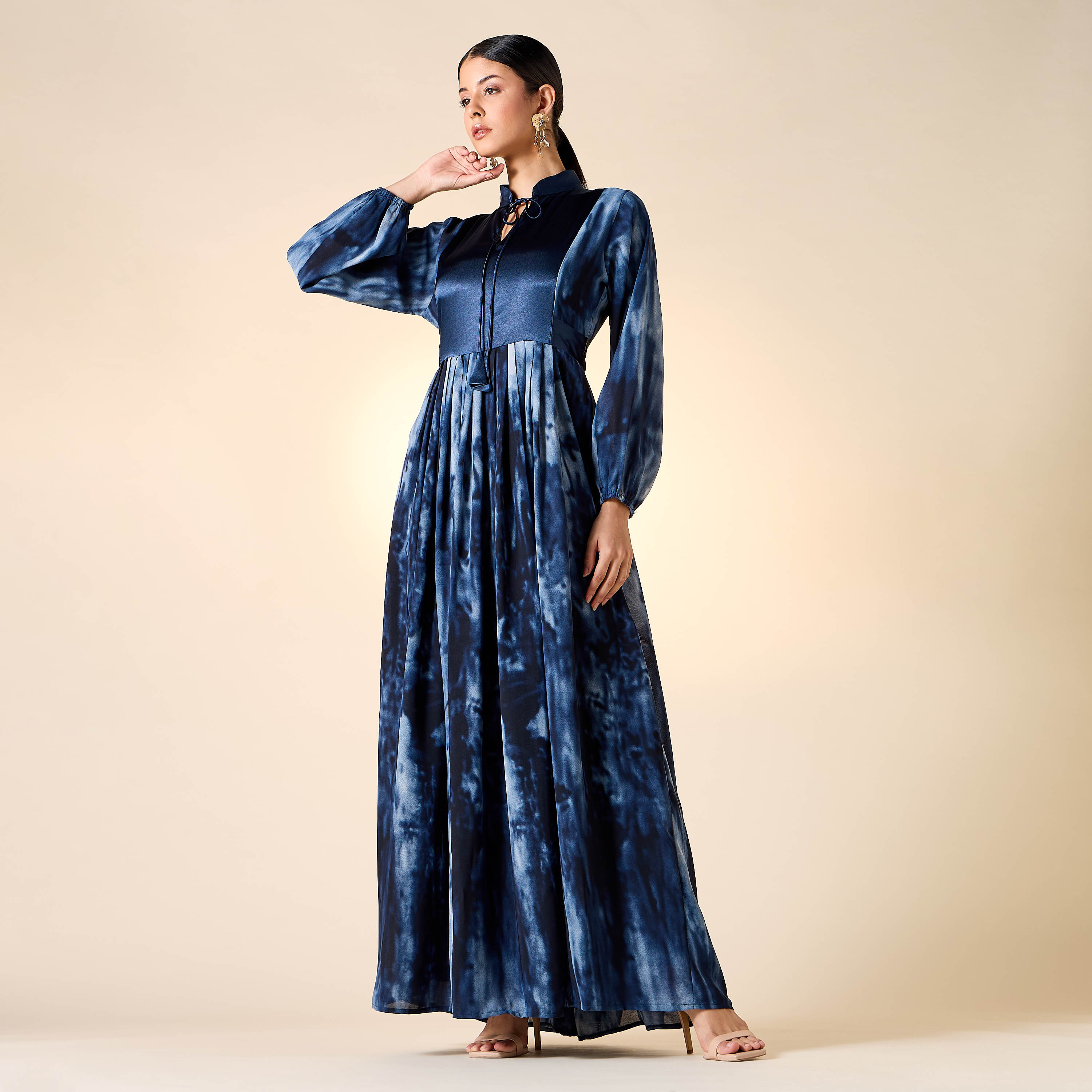 جلابية بياقة ماندارين وأربطة وطبعات من جولدن آبل-women-arabicclothing-jalabiyas-image-24